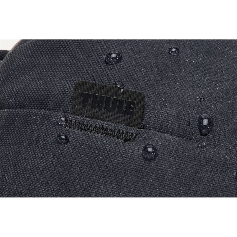 THULE etiketi ve su damlacıkları olan siyah, dokulu bir çantanın yakından görünümü.