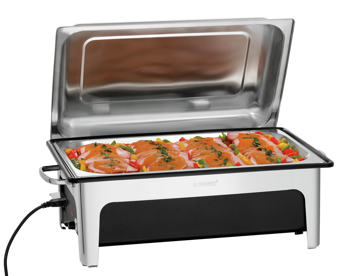 Edelstahl-Speisenwärmer mit Essen, auf weißem Untergrund, freigestellt.