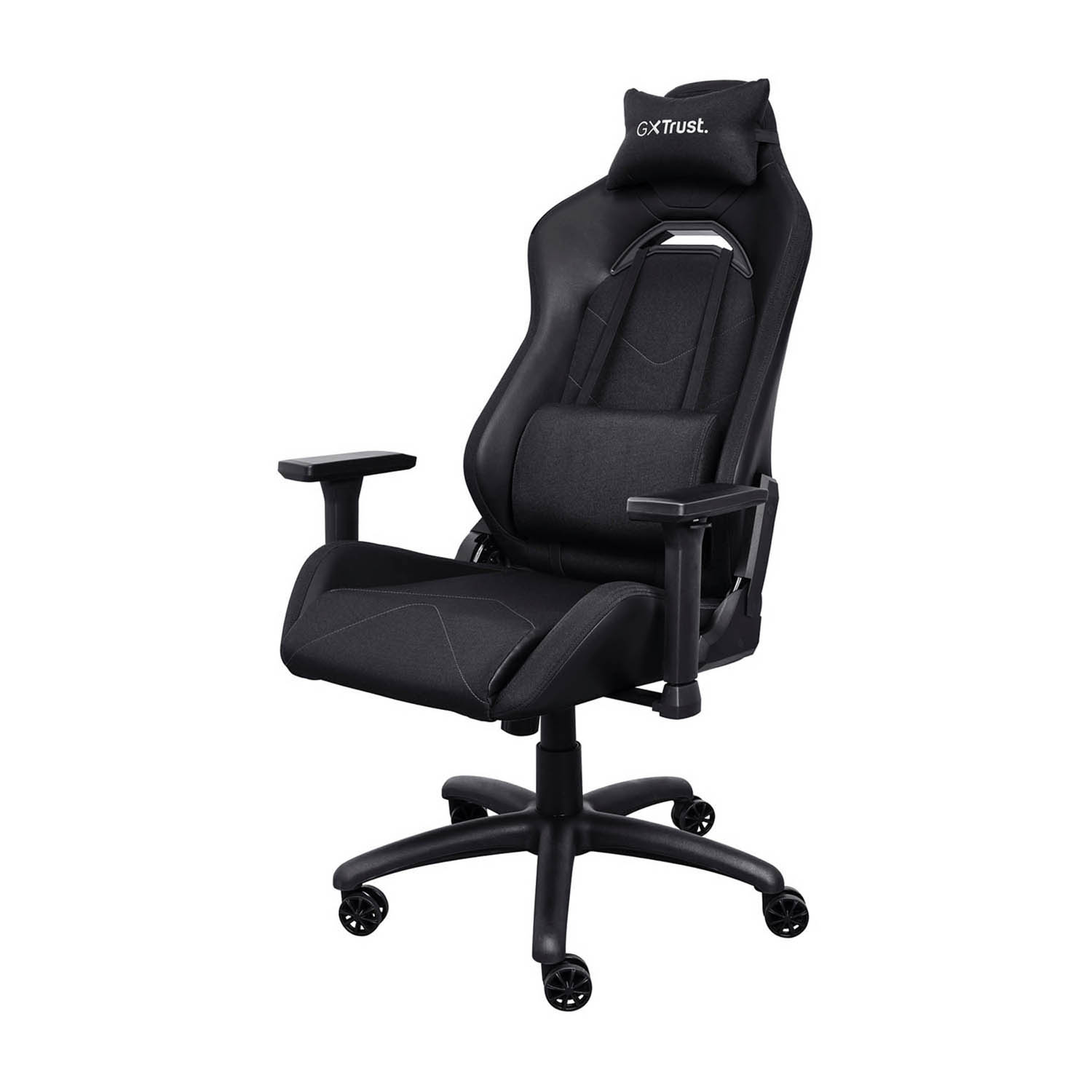 Una sedia da gaming nera con poggiatesta, braccioli e ruote, su sfondo bianco.