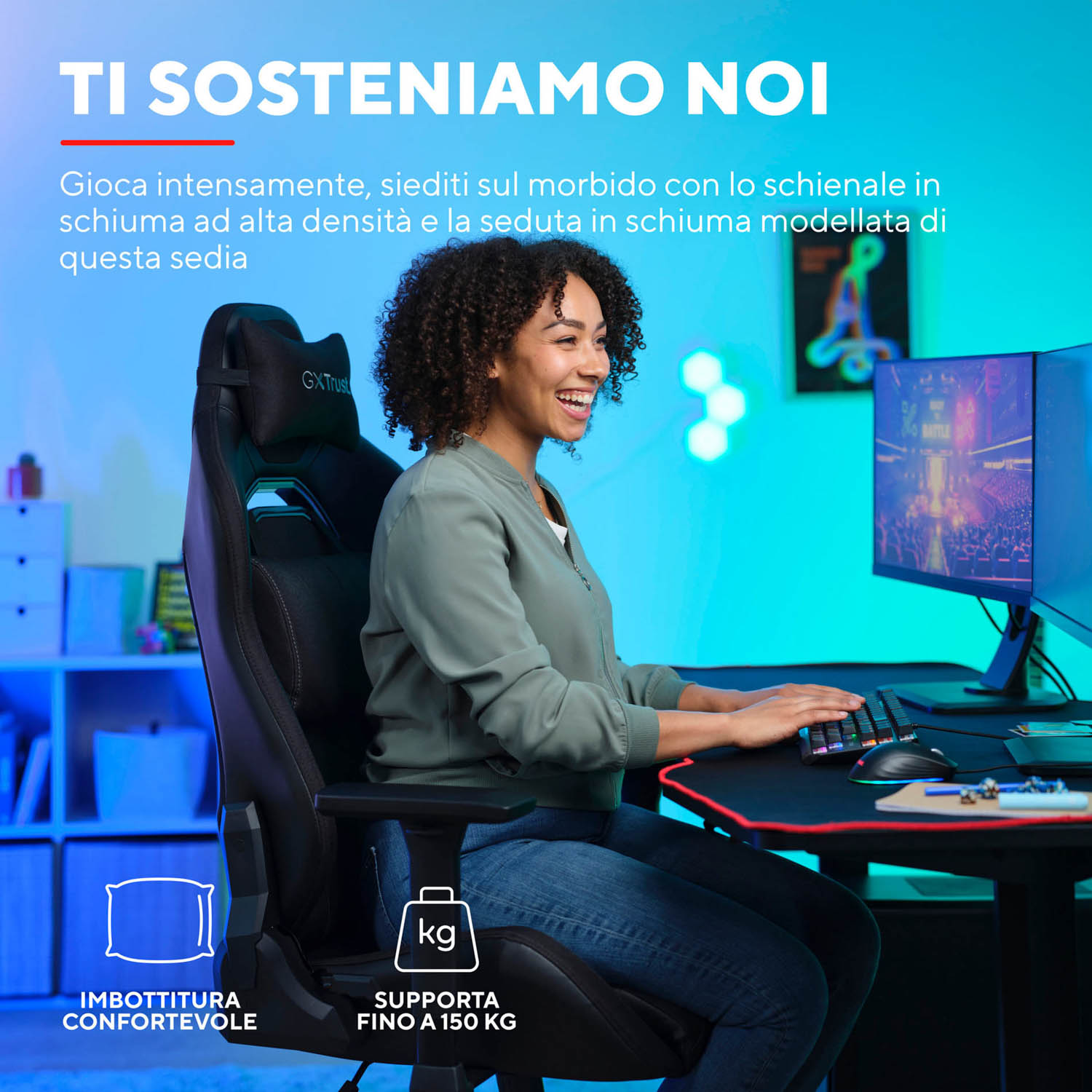 Una donna sorridente che usa una sedia da gaming e un computer, con testo sulla sedia.