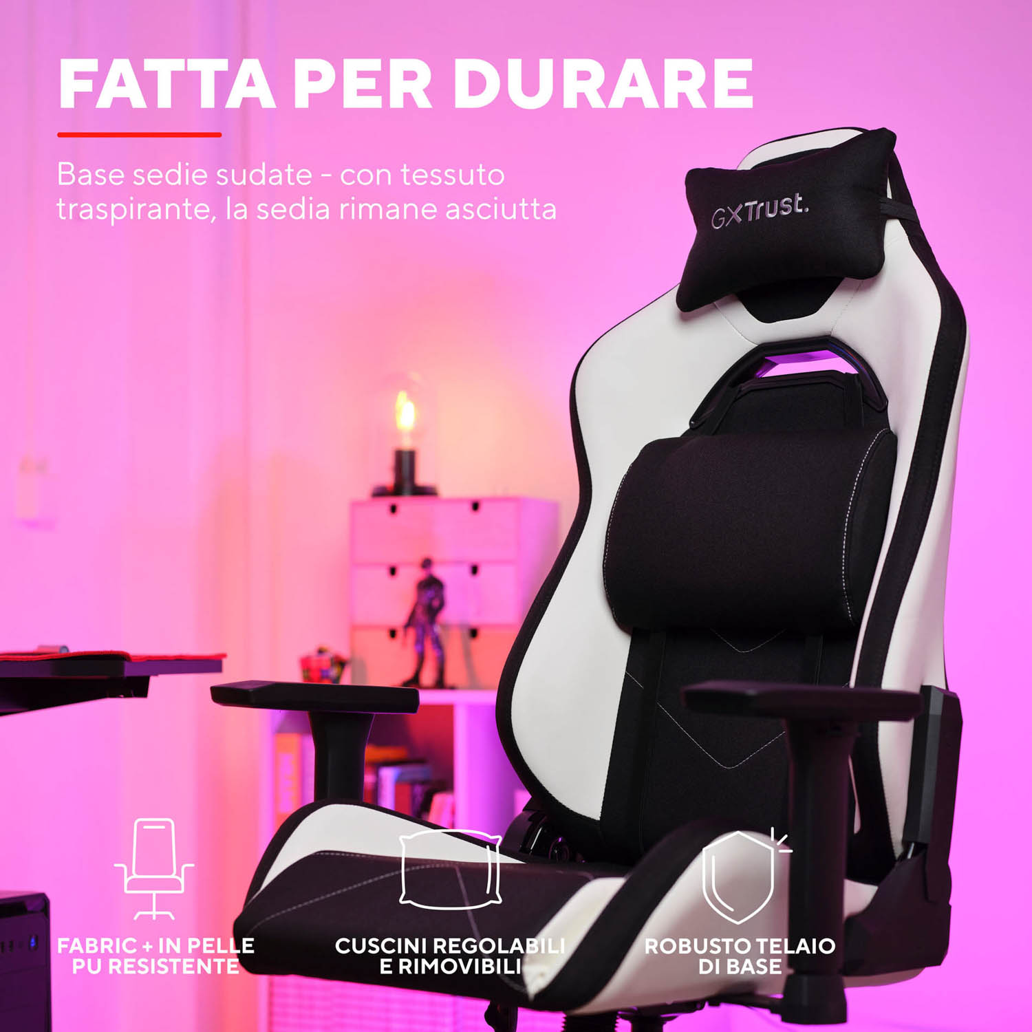 Sedia da gaming bianca e nera. Cuscini regolabili e base robusta. Testo: 'Fatta per durare'.