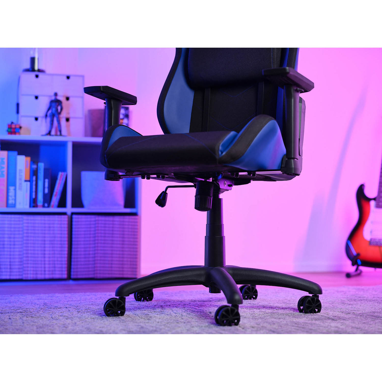 Una sedia da gaming con un design nero e blu, che mostra i suoi braccioli e la base, in una stanza.