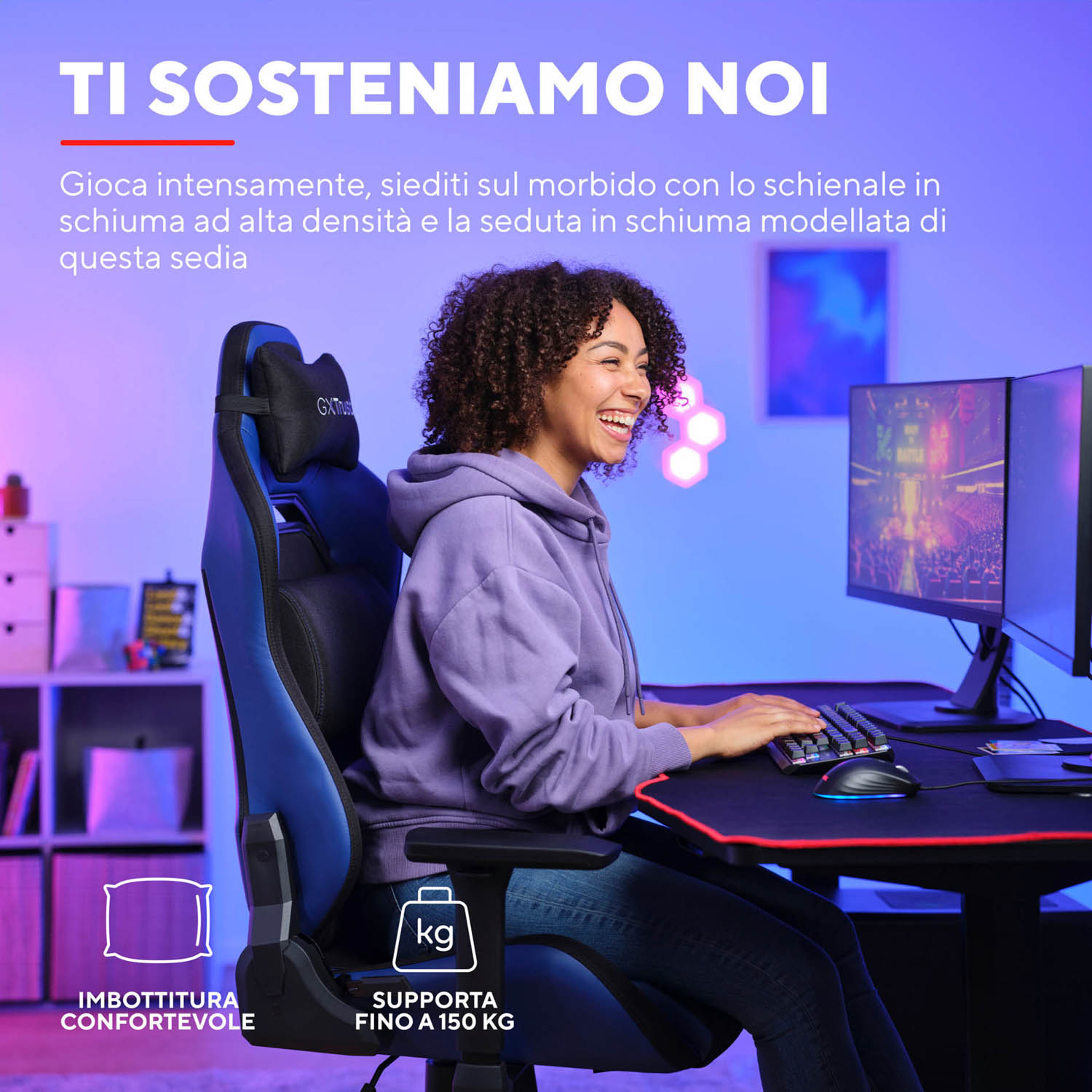 Donna seduta su una sedia da gioco blu con un computer. Il testo in italiano dice: 'Ti sosteniamo'.