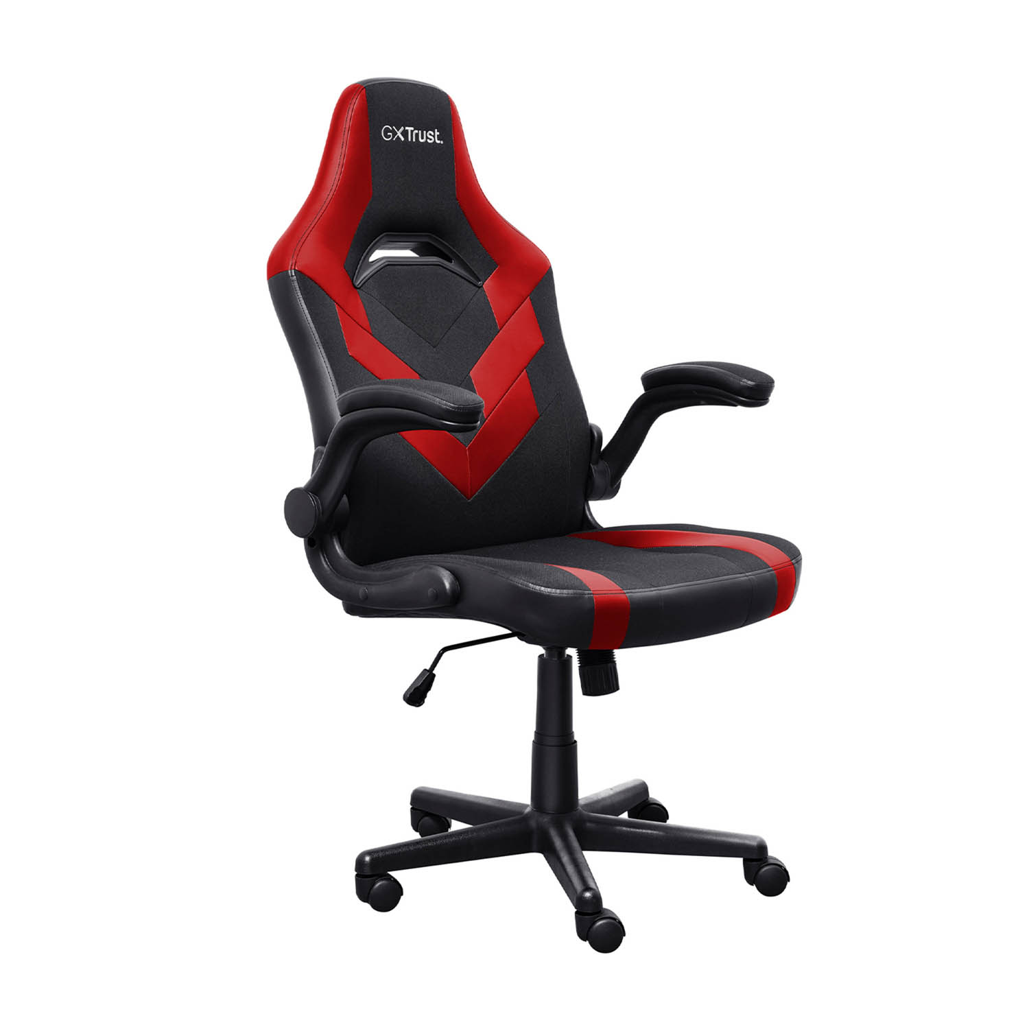 Sedia da gaming. Design nero e rosso. Braccioli regolabili. Base nera con ruote. Sfondo bianco.