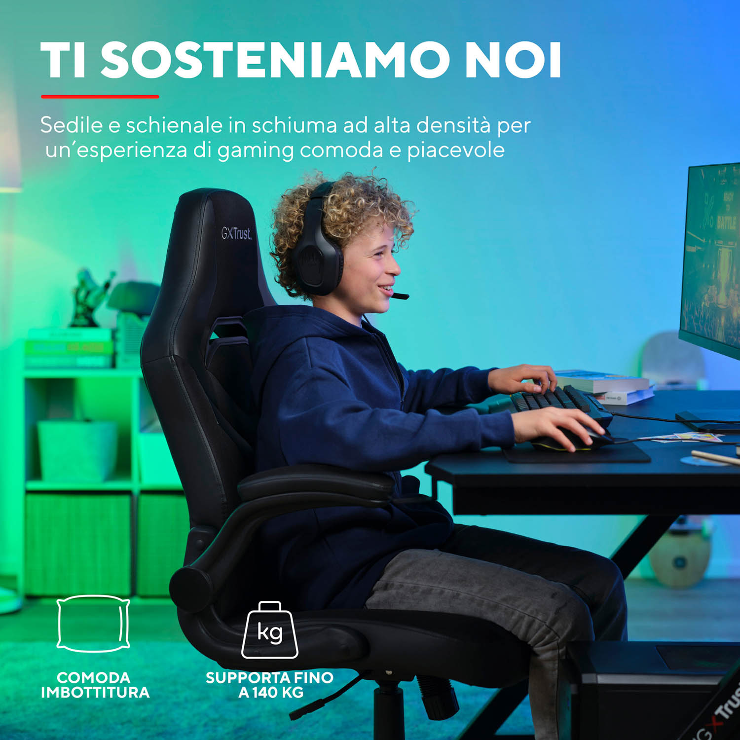 Un ragazzo su una sedia da gaming gioca con tastiera e cuffie.