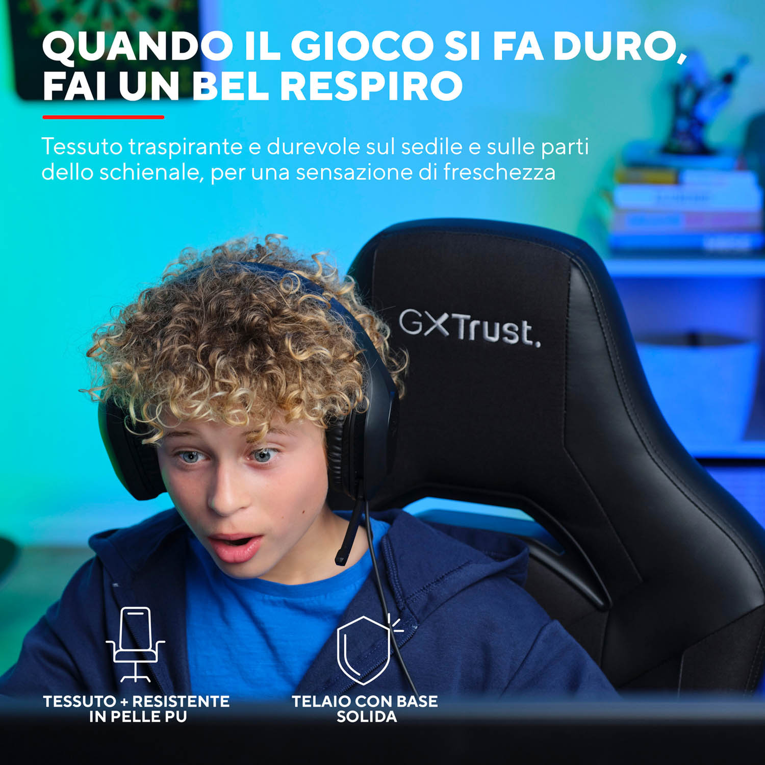 Un ragazzo con le cuffie è seduto su una sedia da gioco nera, sorpreso dal gioco.