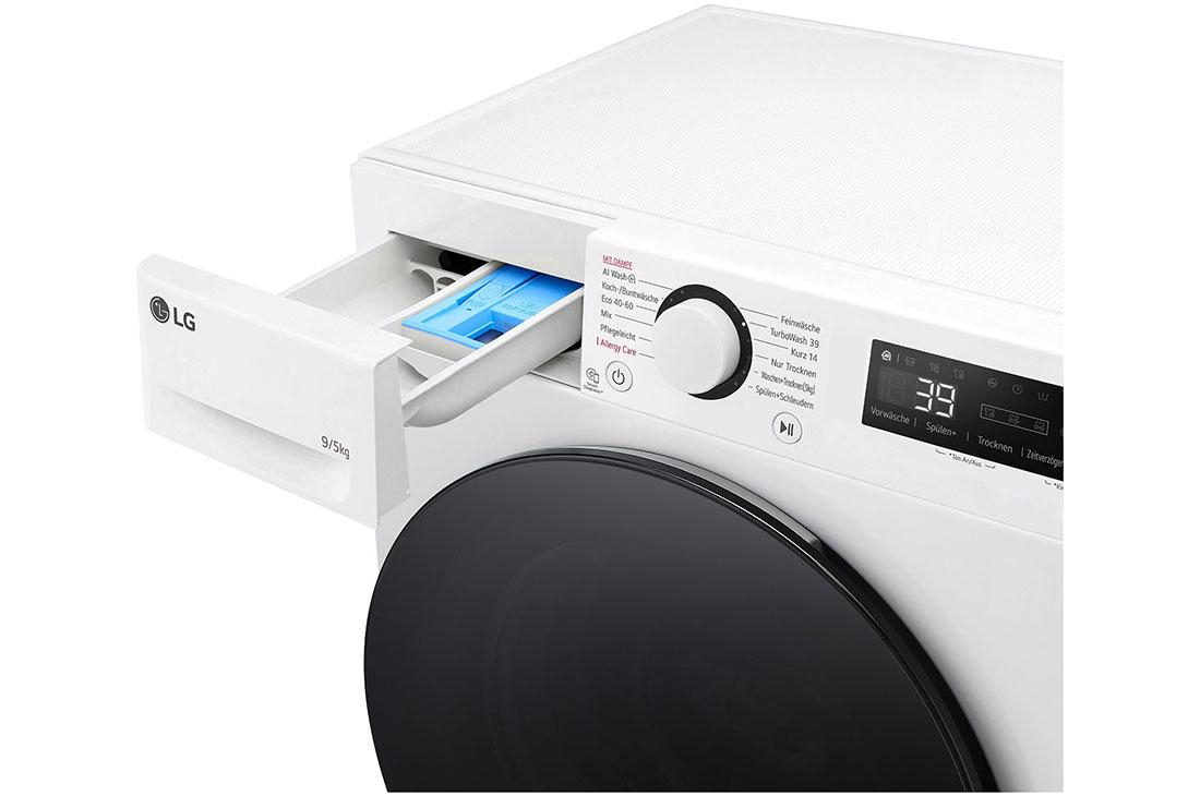 Weiße LG Waschmaschine mit geöffneter Waschmittelschublade. Anzeigen sind sichtbar.