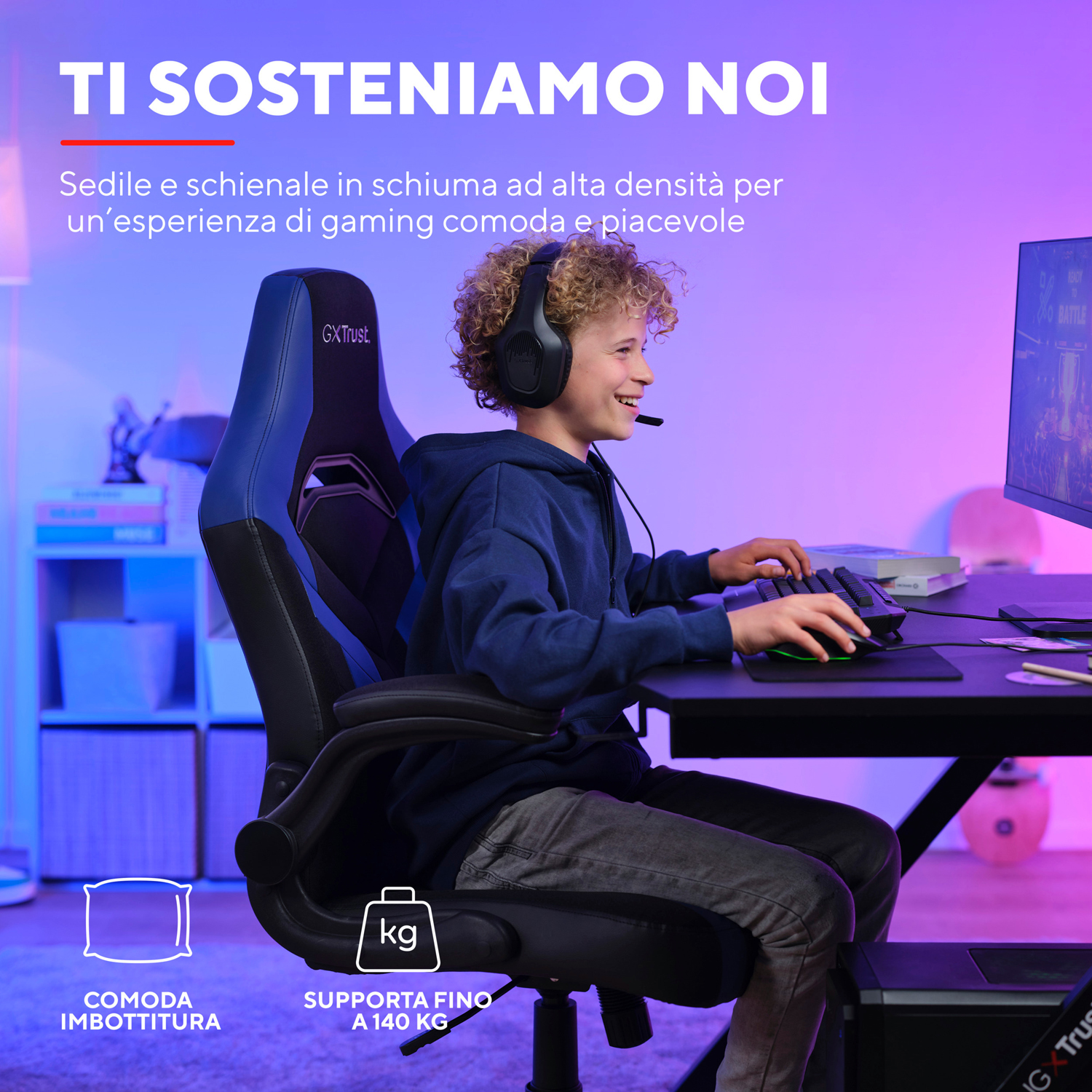 Un ragazzino che gioca su una sedia da gaming con monitor, tastiera e cuffie.