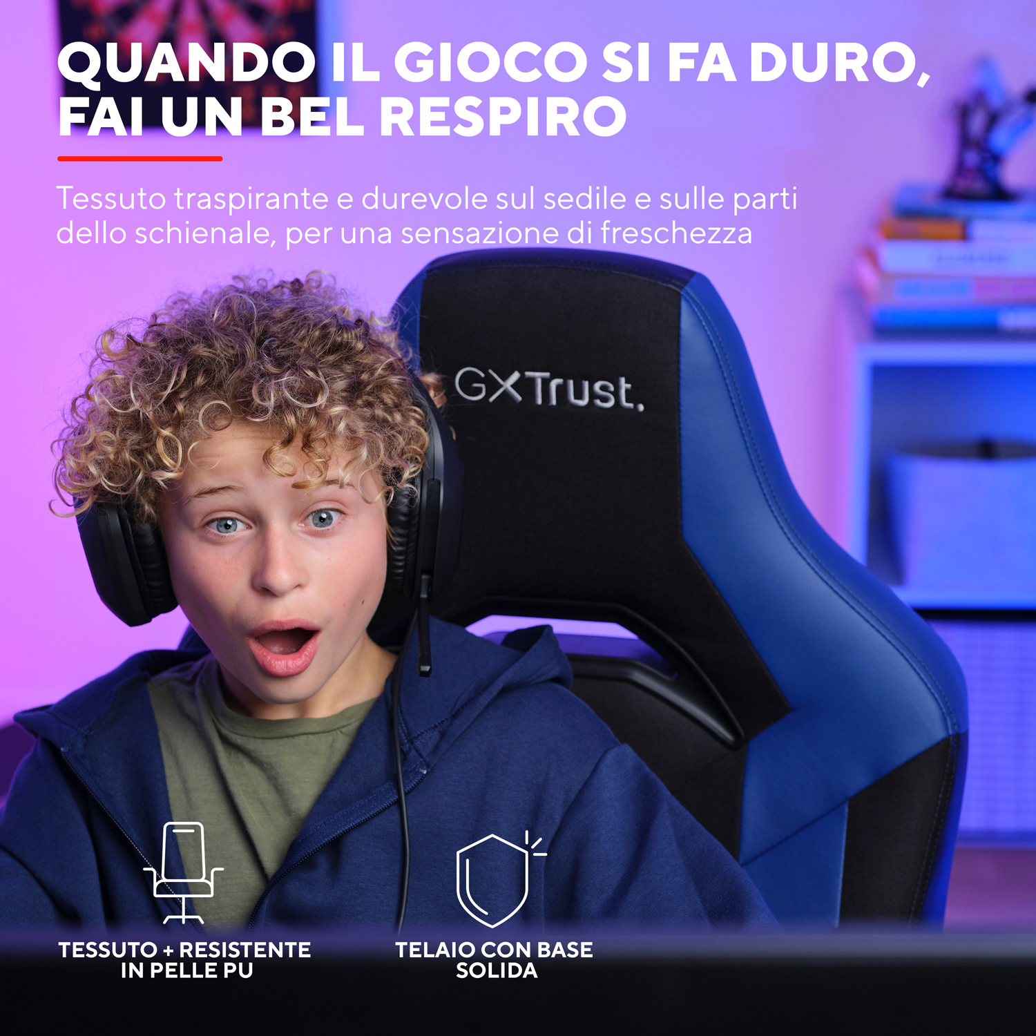 Un ragazzo in una sedia da gaming blu, espressione sorpresa, con le cuffie.