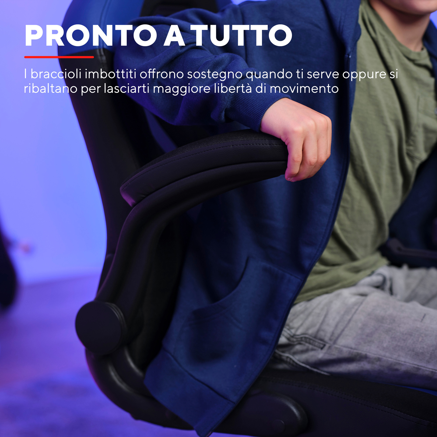 Primo piano di una persona con una felpa blu, che mostra il bracciolo di una sedia da gioco.