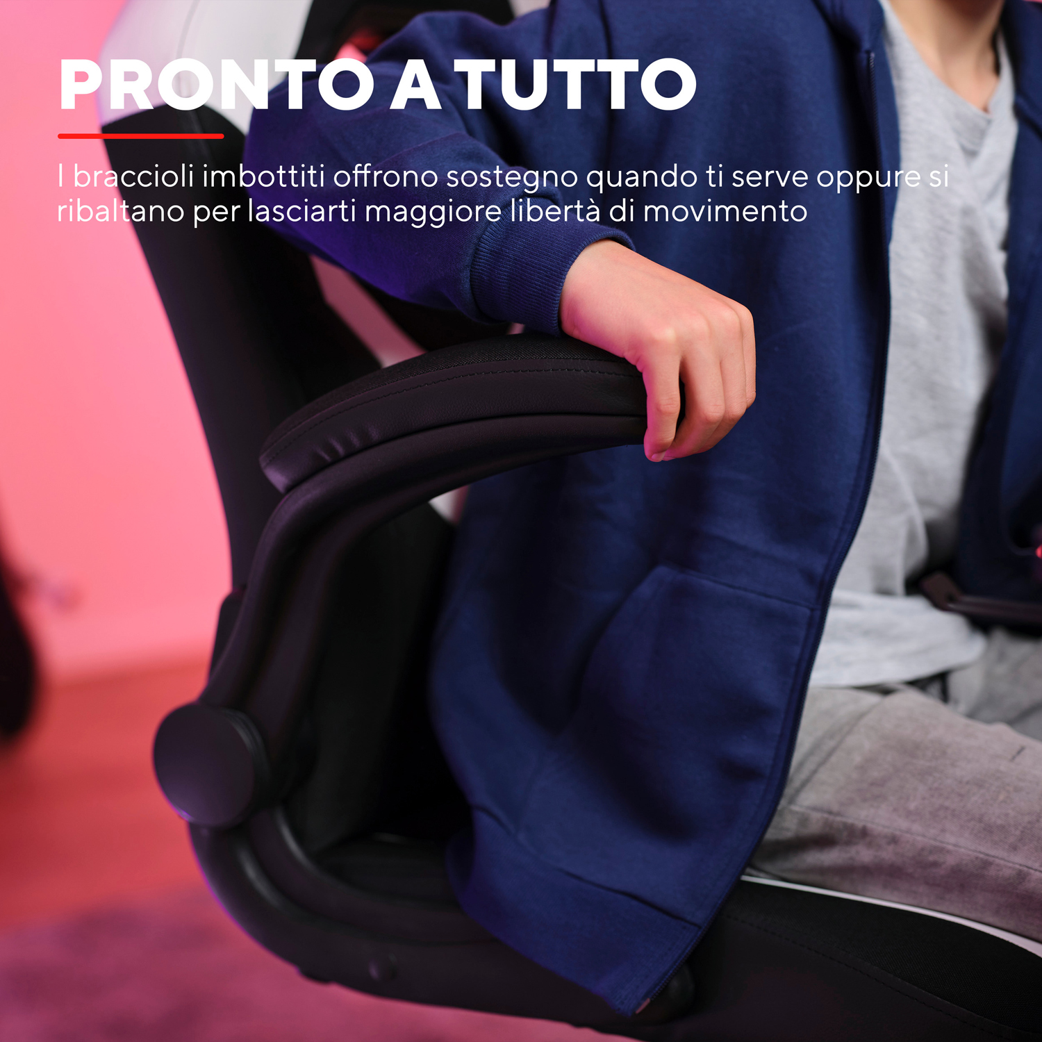 Il braccio di una persona appoggiato sul bracciolo di una sedia da gioco in bianco e nero.