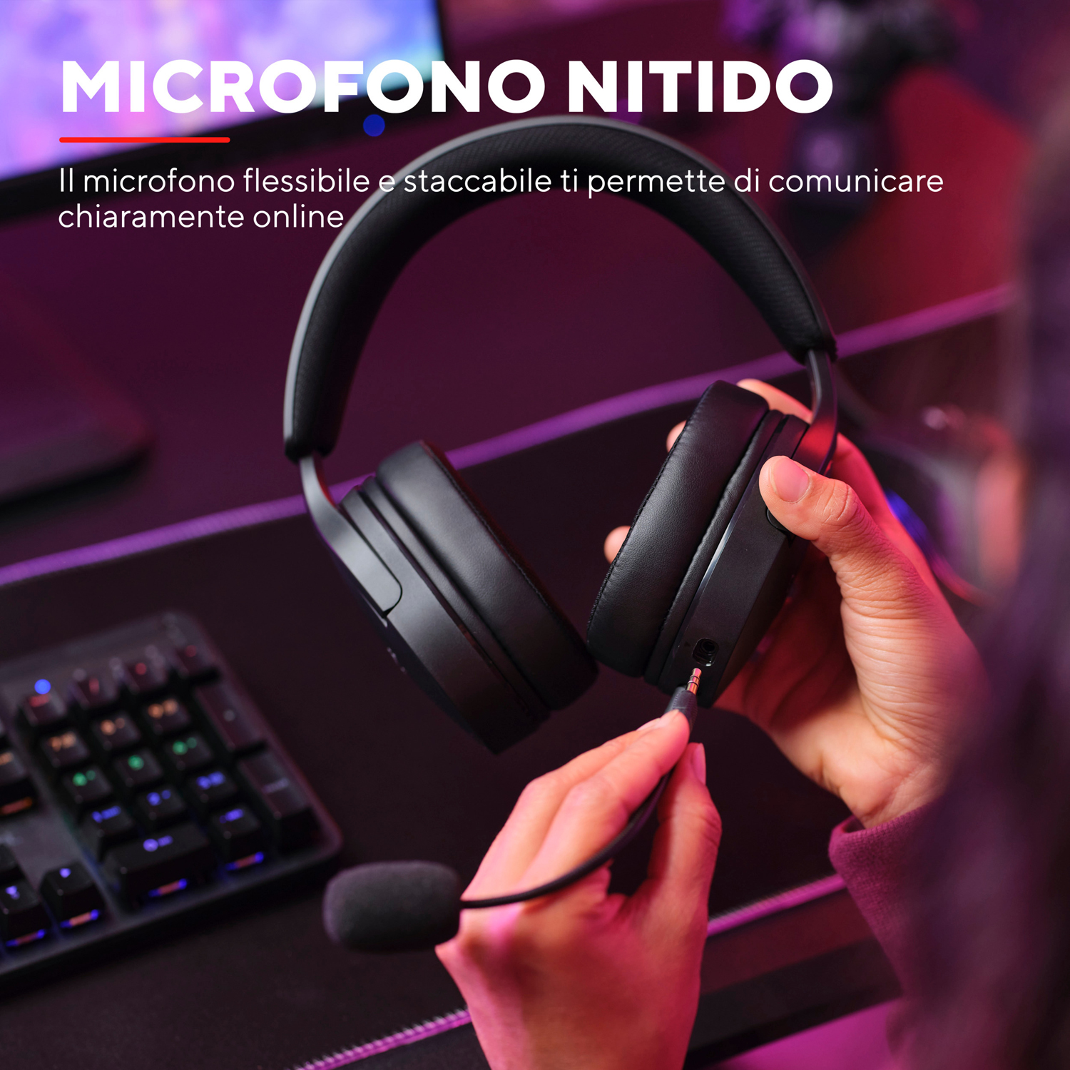 Una mano che collega un microfono a un'auricolare nera.