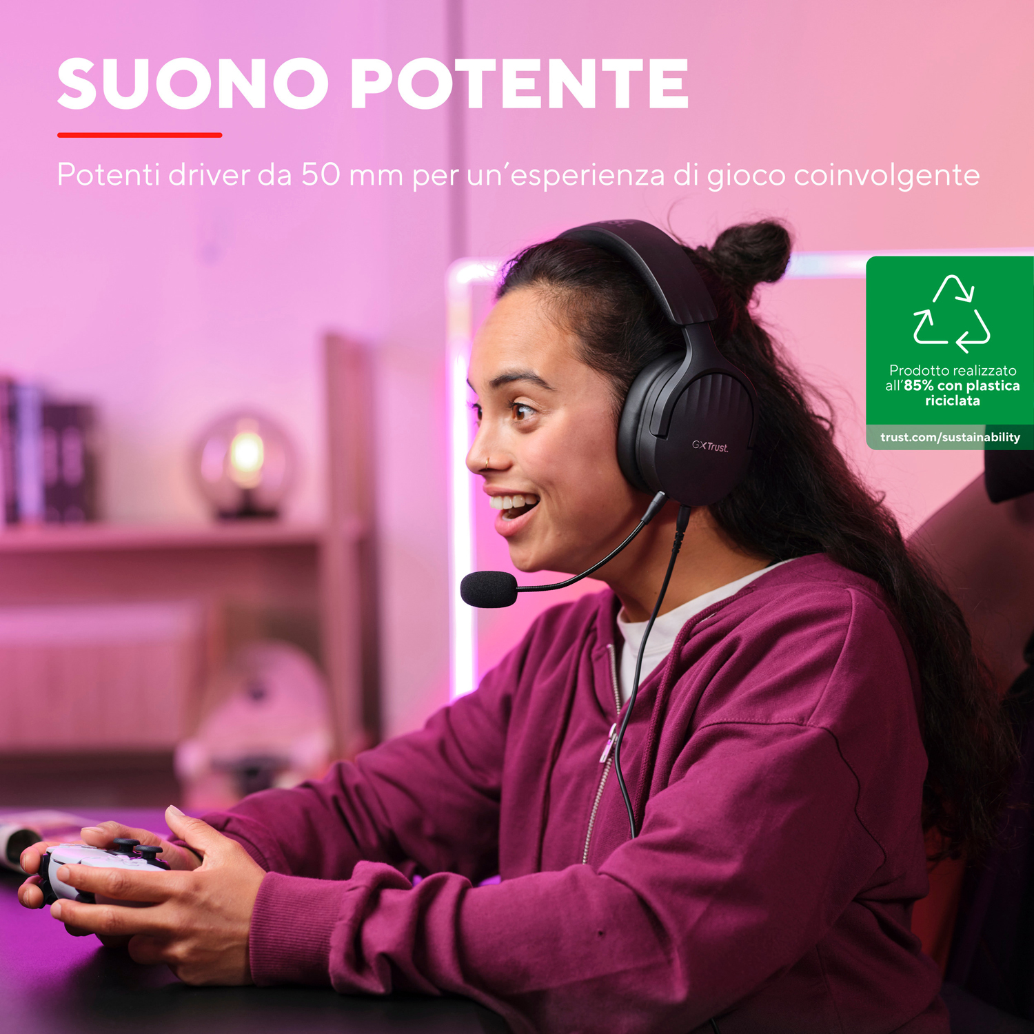 Una donna con le cuffie gioca, sorridendo. Testo: SUONO POTENTE. Driver potenti