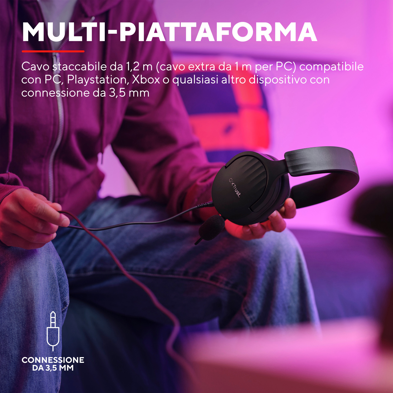 Cuffie con microfono e testo in italiano sulla compatibilità multipiattaforma.