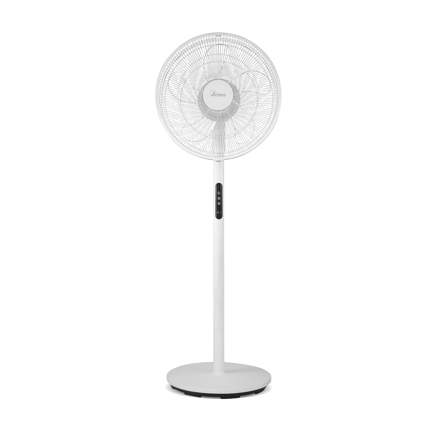 Un ventilatore da terra bianco su sfondo bianco.