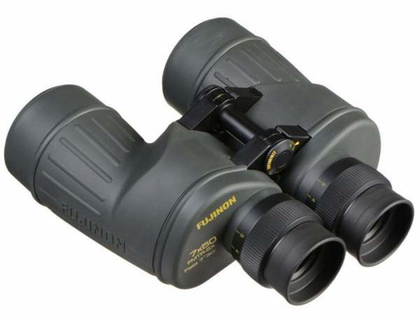 Zielona lornetka. Tekst na lornetce.