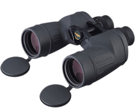 Ciemnoszara lornetka. Soczewki są zakryte. Lornetka ma czarny pasek na szyję.