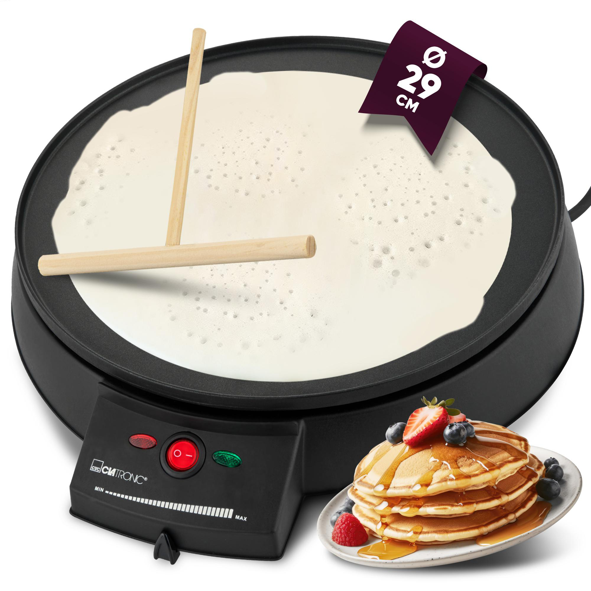 Pfannkuchenmaschine mit Pfannkuchen, Holzwerkzeuge. Stapel Pfannkuchen mit Sirup und Beeren.