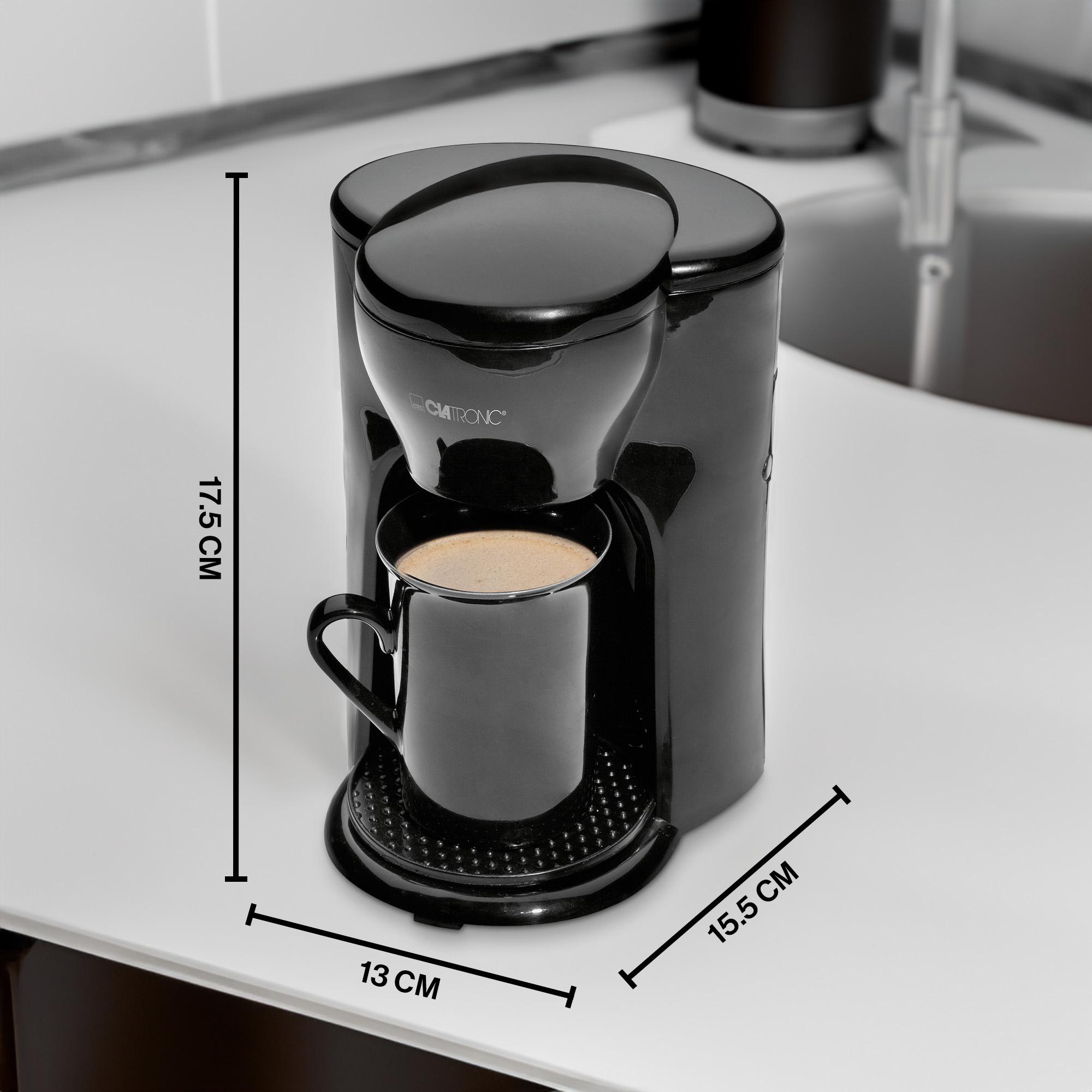 Schwarze Kaffeemaschine mit Tasse, Maße sind 17,5 cm hoch, 13 cm breit und 15,5 cm lang.