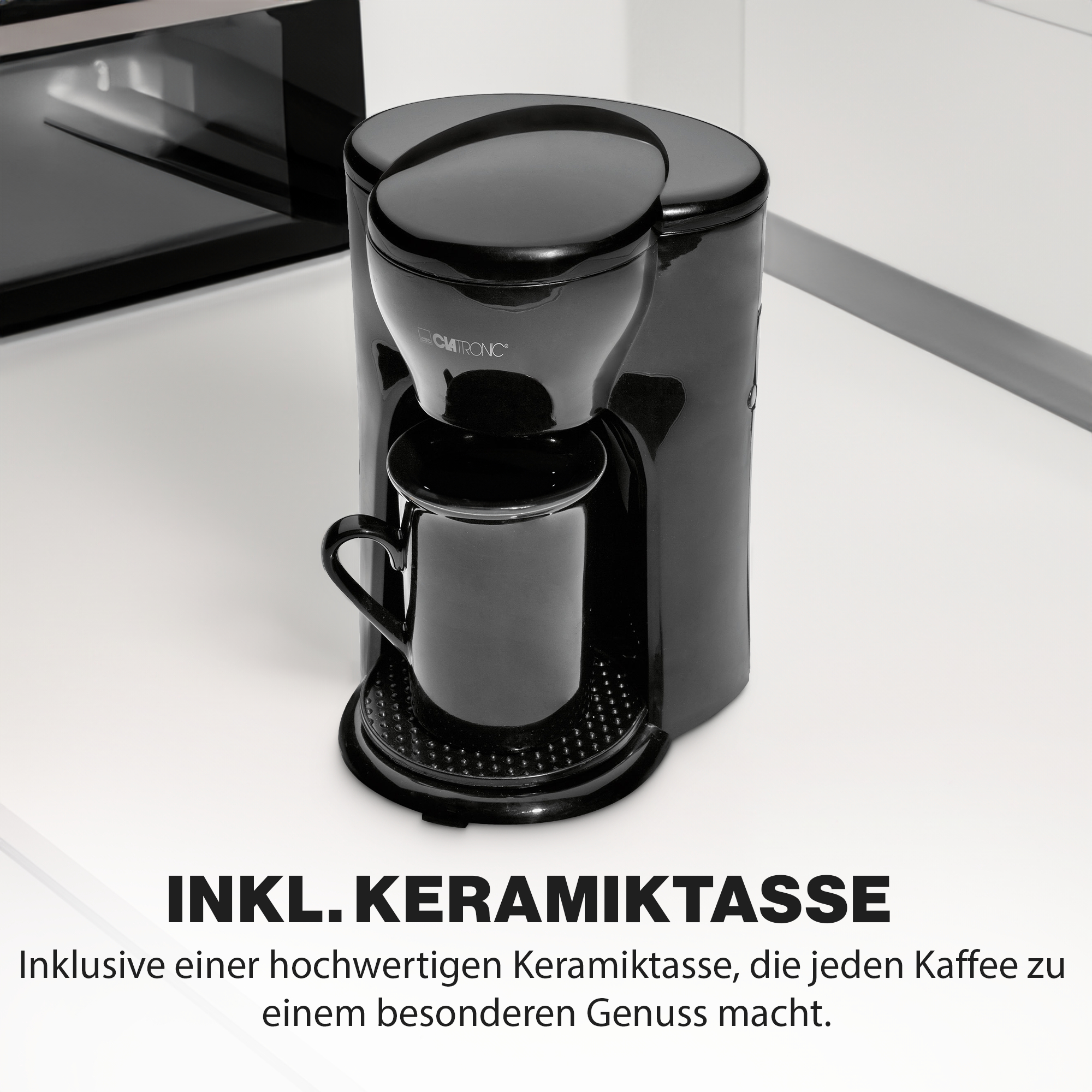 Schwarze Kaffeemaschine mit Tasse auf einer weißen Arbeitsplatte, mit Text, der das Produkt beschreibt.