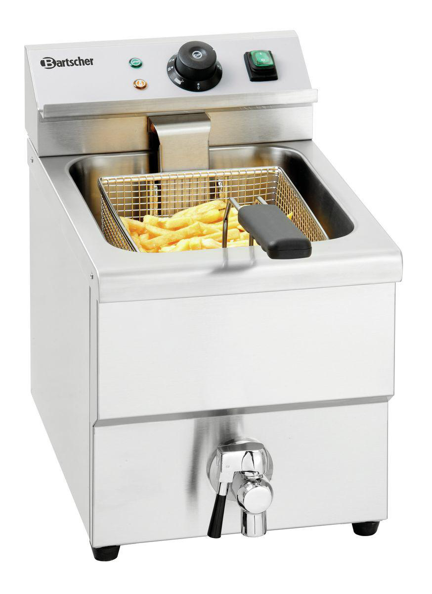 Edelstahl-Fritteuse mit einem Korb voller Pommes Frites. Hat ein Bedienfeld mit Knöpfen und Tasten. Unten ist ein Wasserhahn zu sehen.