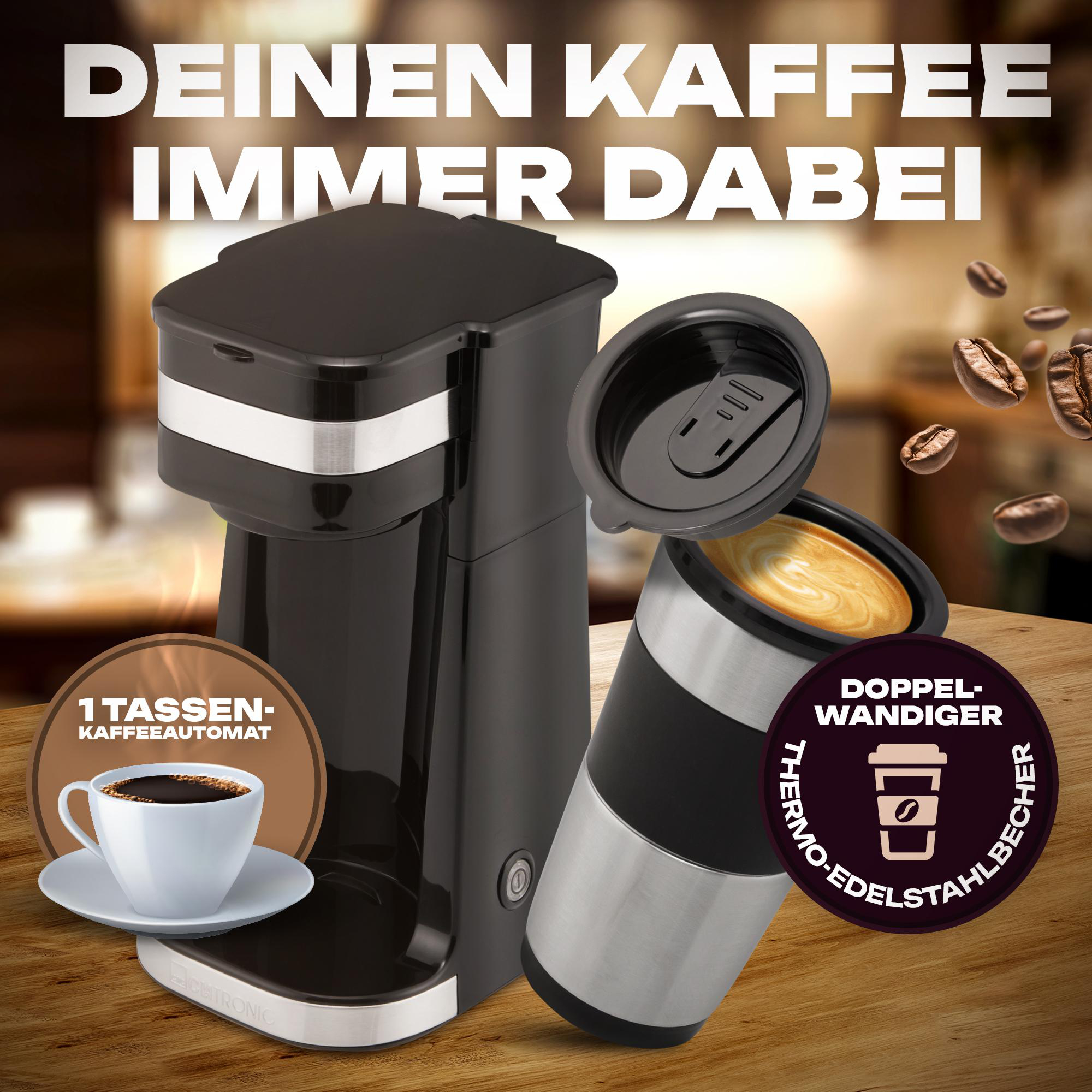 Schwarze Kaffeemaschine und Thermobecher auf Holztisch mit Kaffeebohnen.