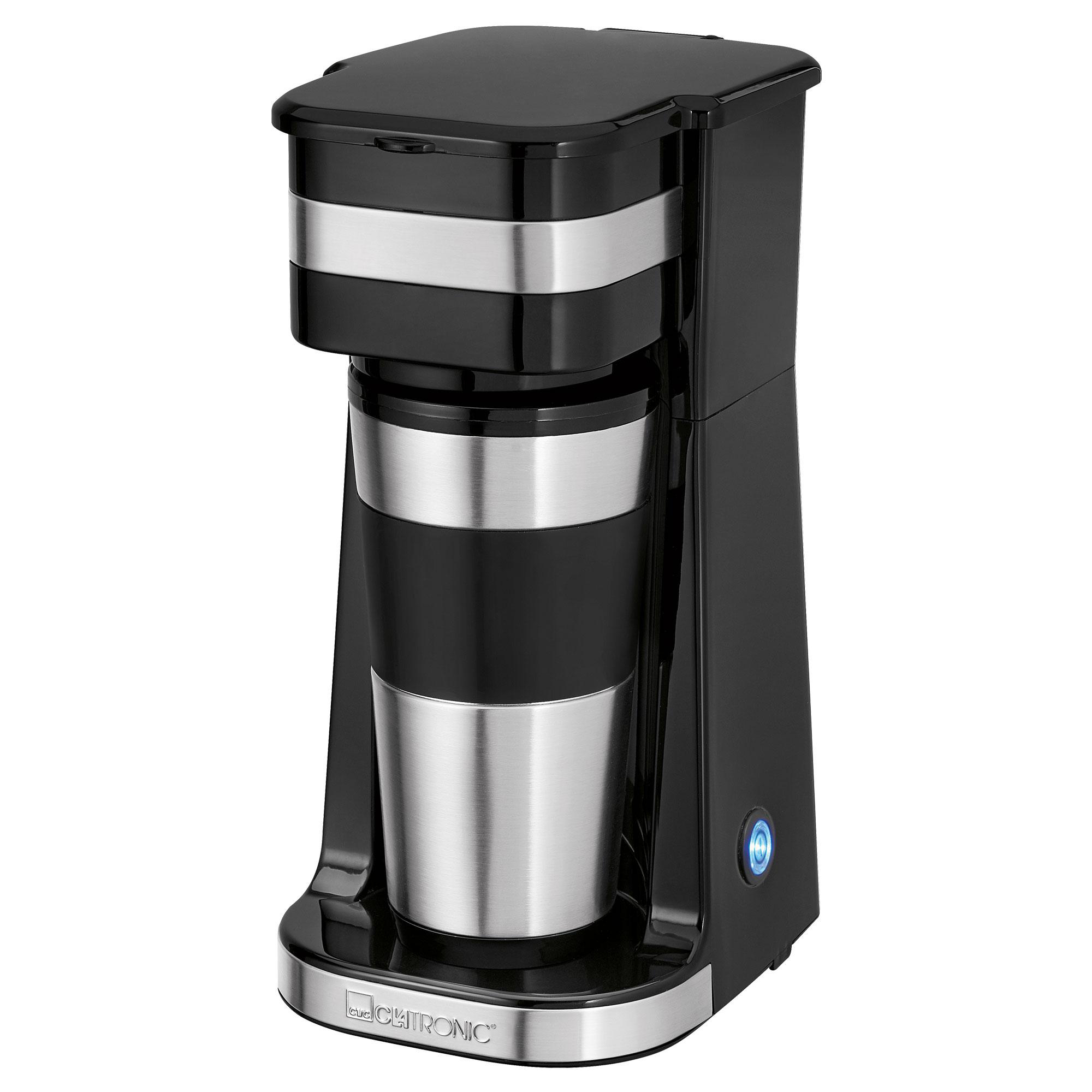 Schwarz-silberne Kaffeemaschine mit Thermobecher. Sie hat eine blaue Betriebsanzeige.