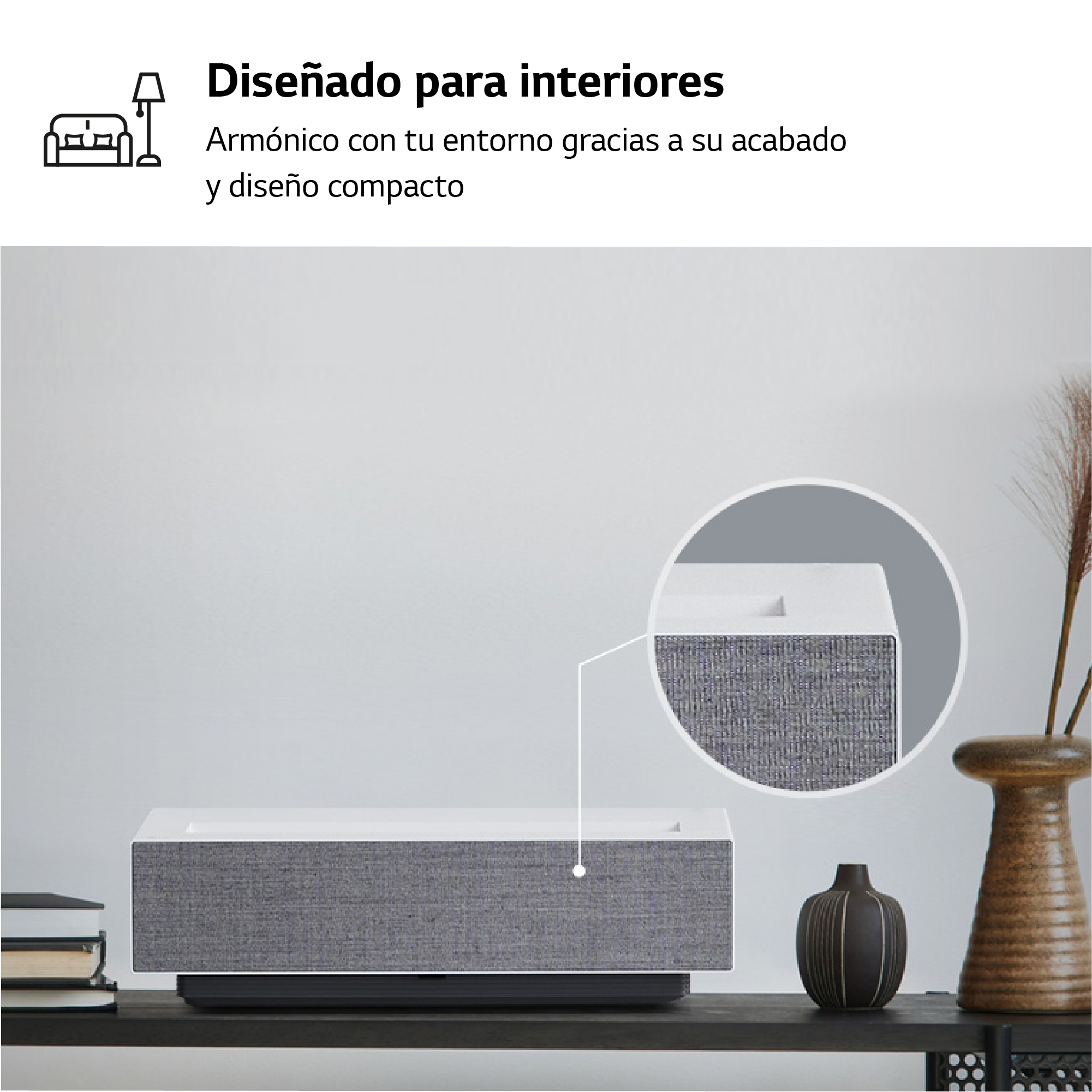 Un altavoz en un estante con base negra, con frontal texturizado blanco y gris.