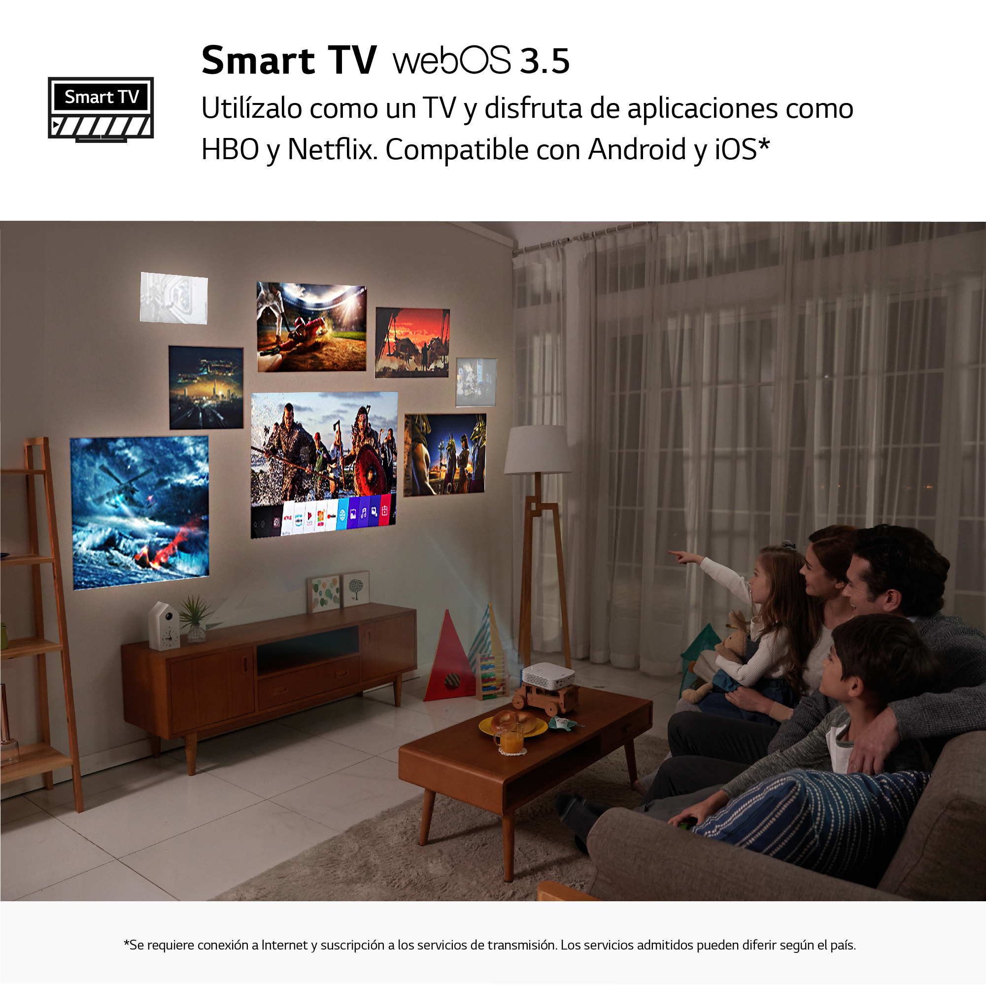 Una familia viendo proyecciones en una pared. Anuncio de Smart TV.