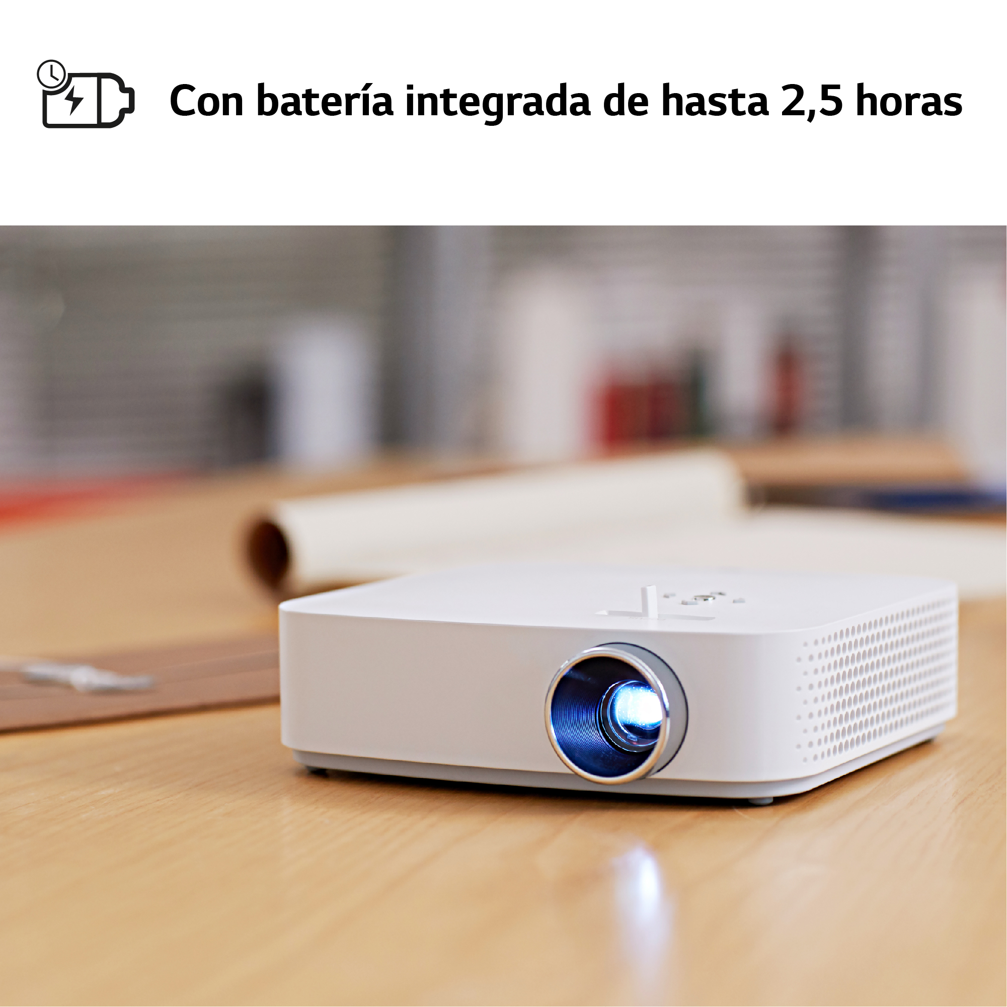 Proyector blanco sobre mesa de madera. El haz de luz brilla. Fondo blanco.