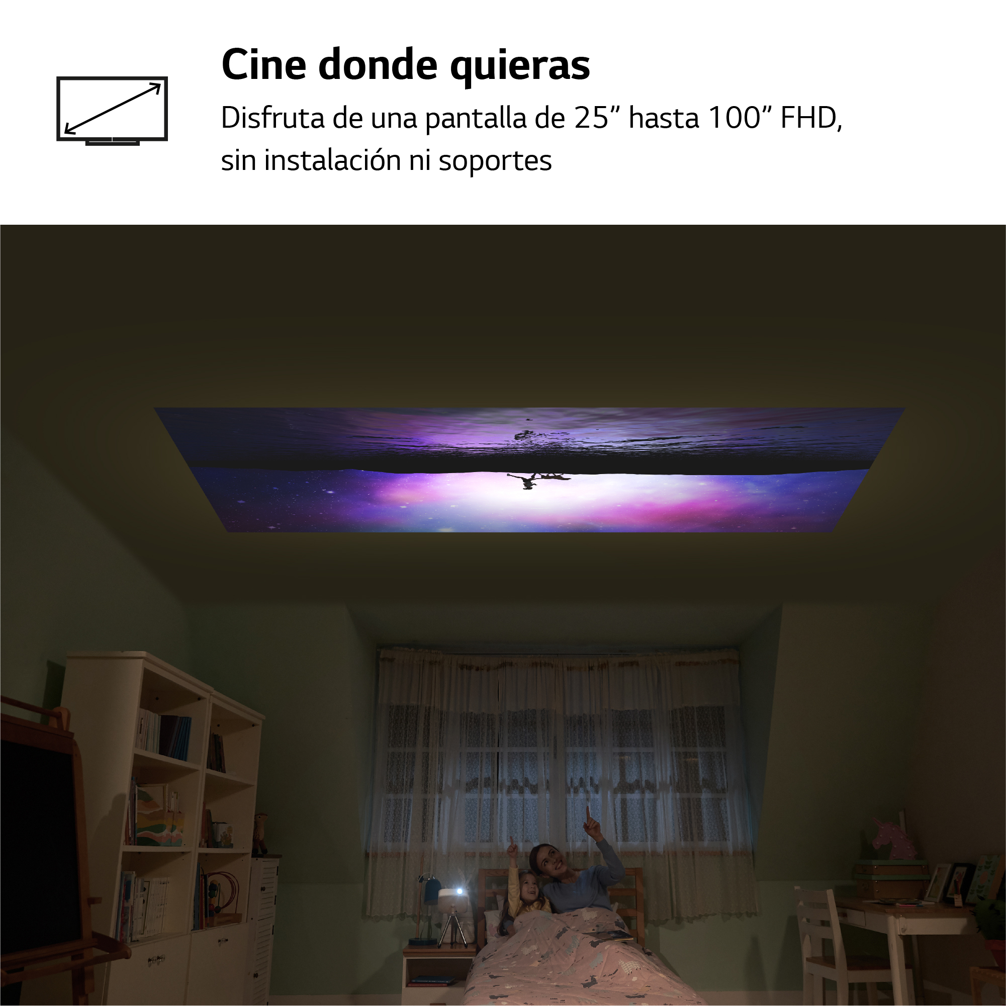 Una habitación con imagen proyectada en el techo. Dos personas mirando, sonriendo.