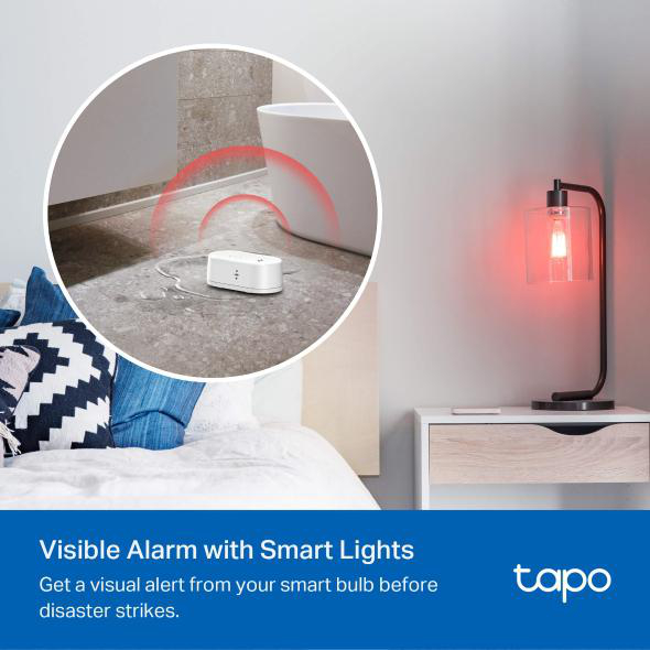 Ein Smart-Home-Setup mit einem weißen Sensor auf dem Boden und einer Lampe mit rotem Licht.