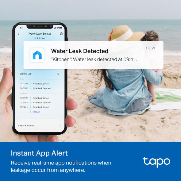 Ein Smartphone, das einen Wasseraustrittsalarm anzeigt, mit einer Strandszene im Hintergrund.