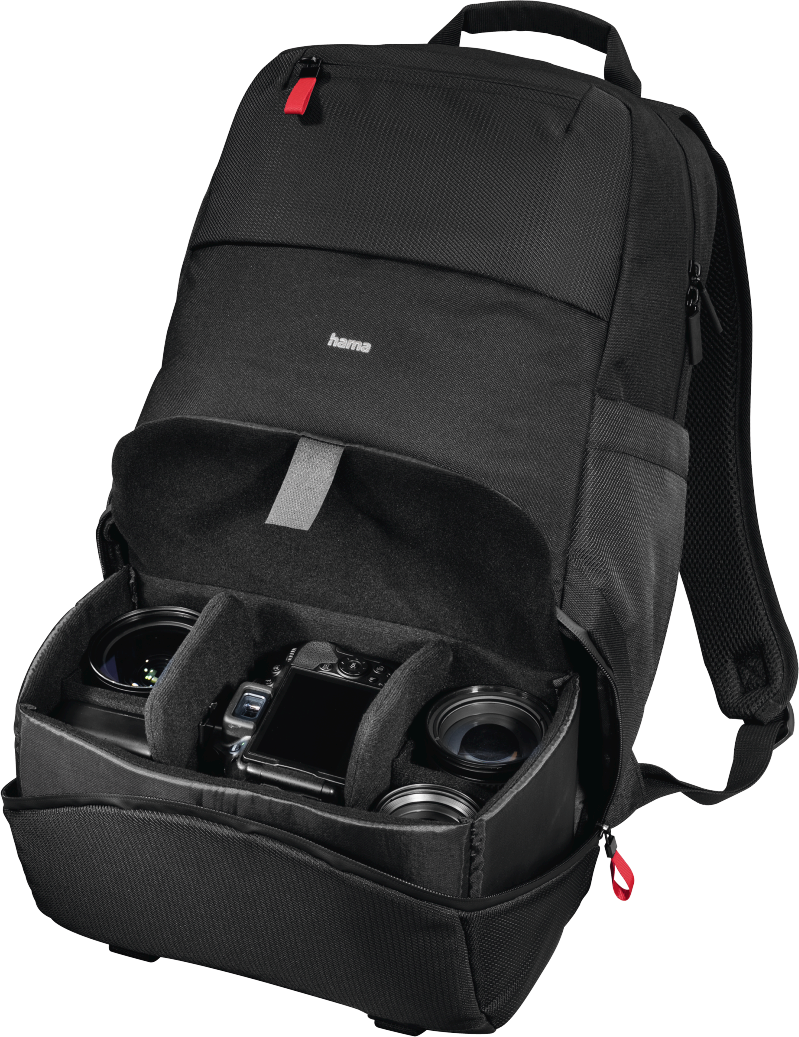 Un sac à dos pour appareil photo noir avec un compartiment partiellement ouvert révélant du matériel photo, sur un fond uni.