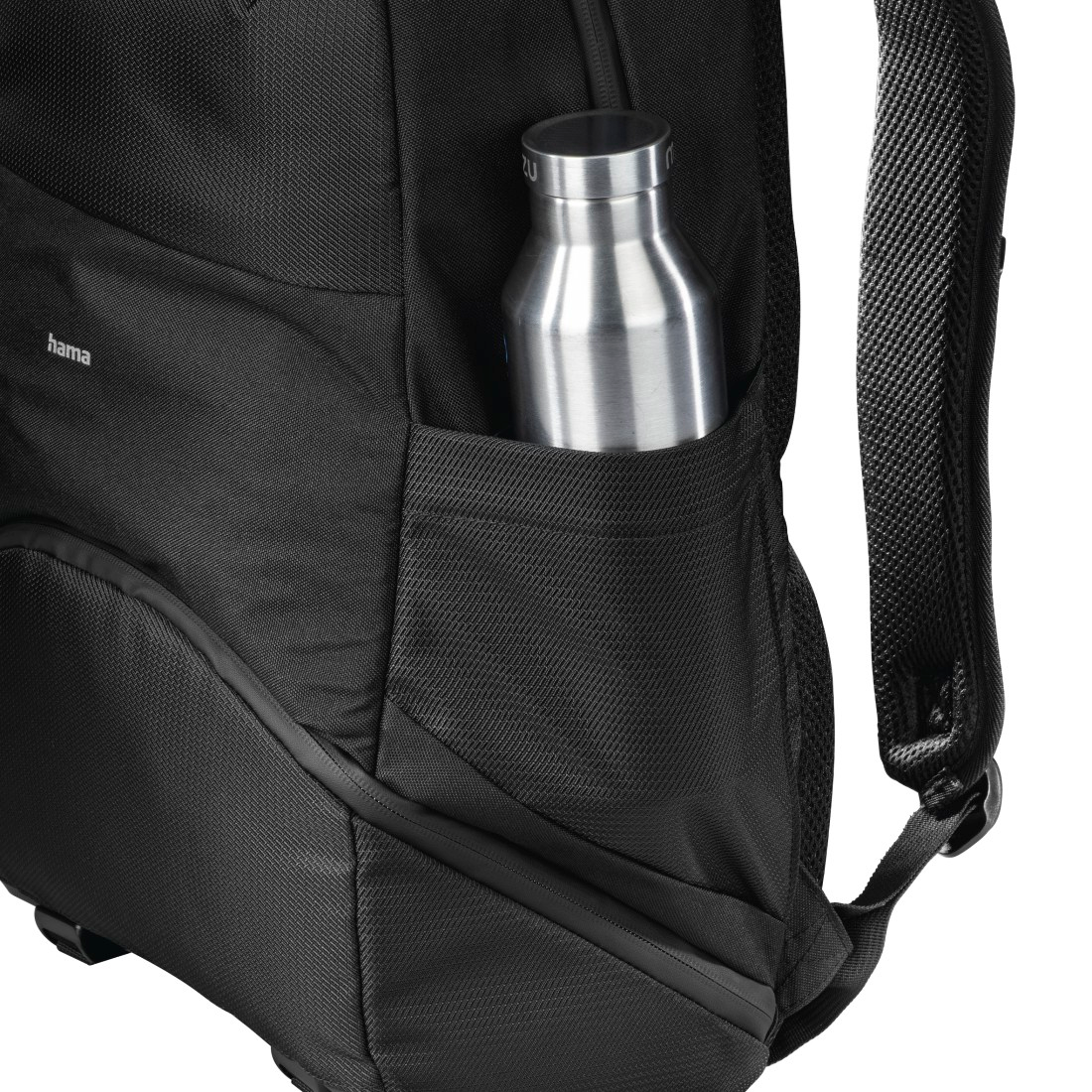 Sac à dos noir avec une bouteille d'eau argentée dans la poche latérale.