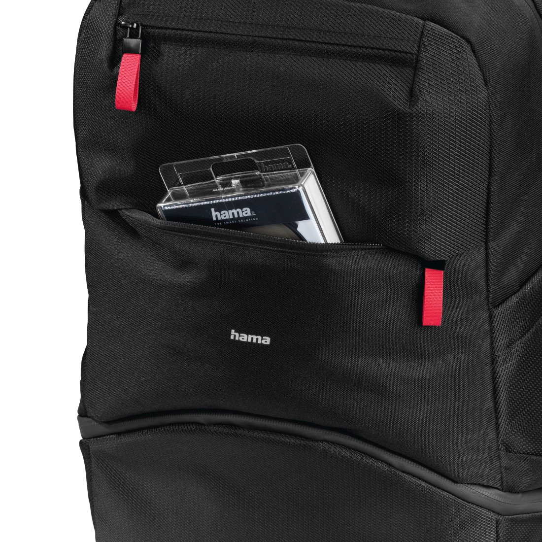 Un sac à dos noir avec une poche contenant un étui en plastique transparent avec une étiquette de marque.