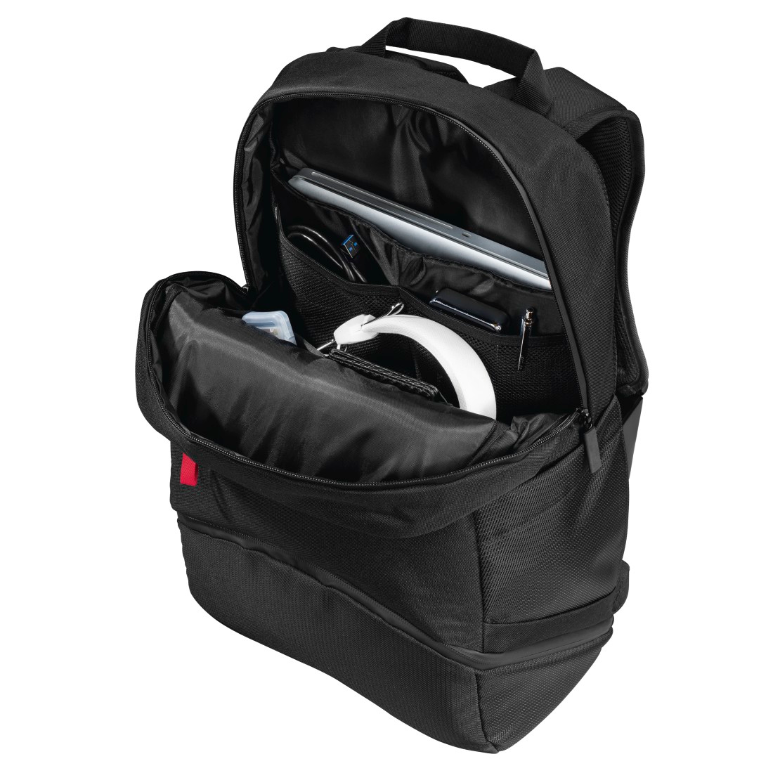 Sac à dos noir ouvert, montrant un ordinateur portable, des écouteurs, des stylos et d'autres articles.