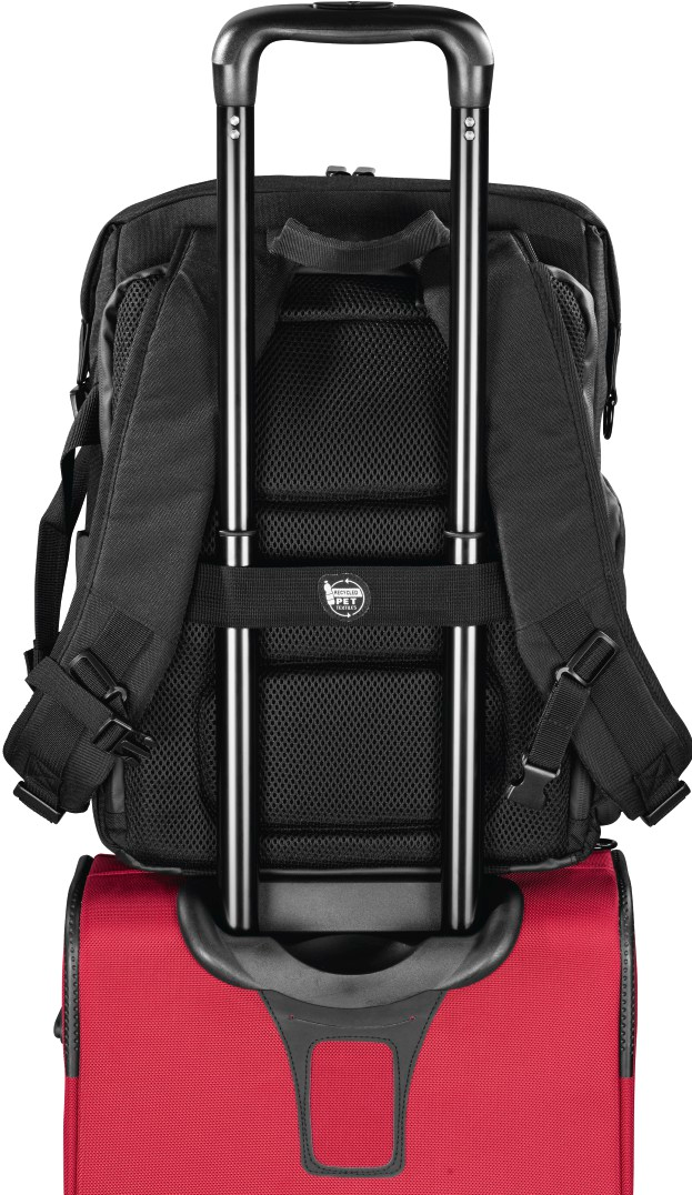 Sac à dos noir sur valise à roulettes rouge, avec poignée sortie.