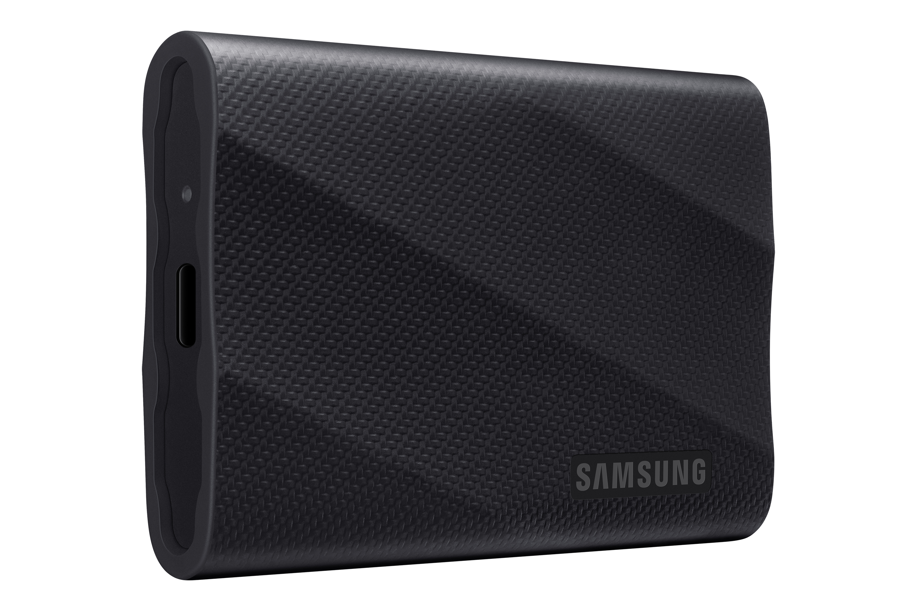 Disco duro portátil Samsung negro con superficie texturizada. Vista en ángulo, fondo blanco.