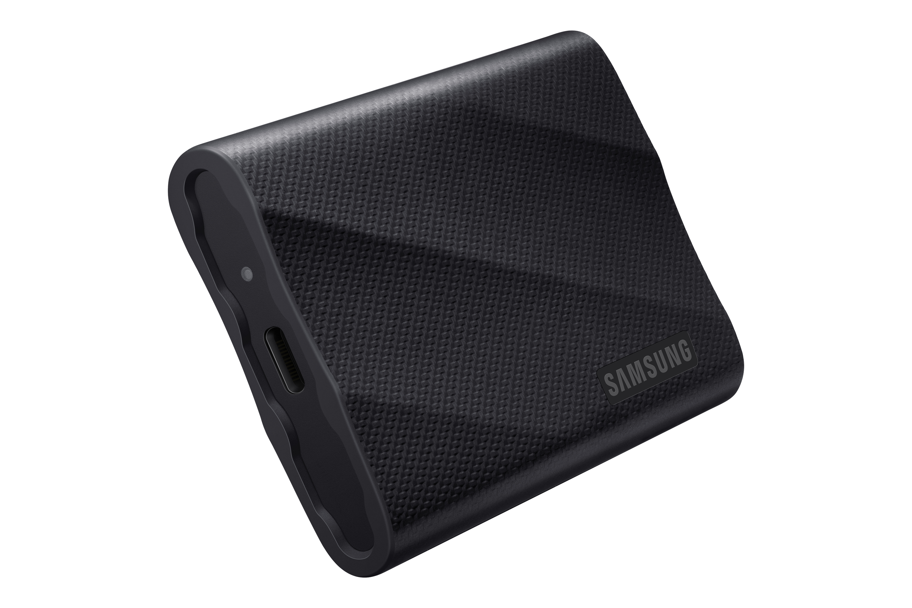 Disco duro portátil negro de Samsung. Tiene una superficie texturizada y un puerto USB-C.