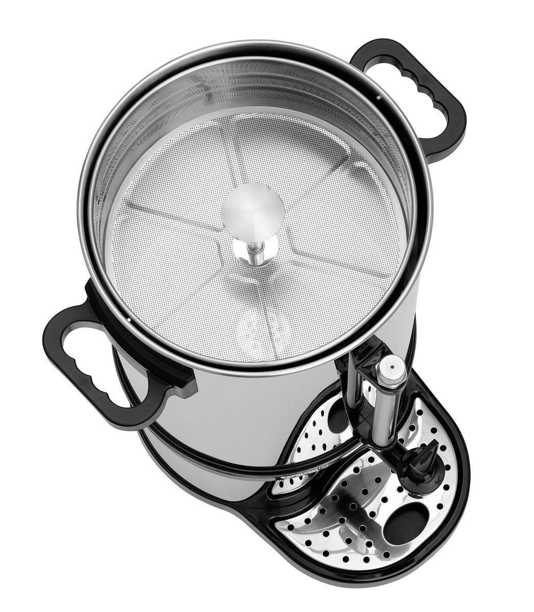 Eine Kaffeemaschine aus Edelstahl. Sie hat einen perforierten Metallfilter, schwarze Griffe und eine schwarze Basis mit Ausguss und Bedienknopf.