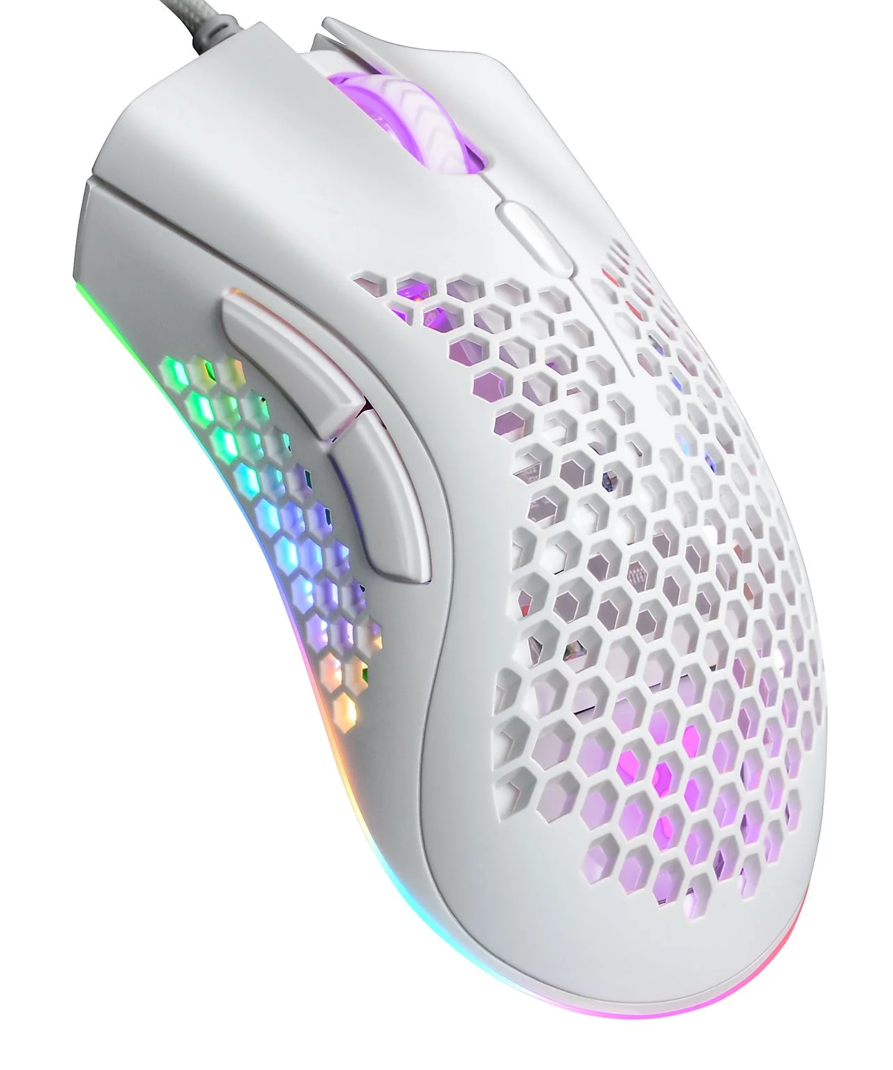 Fehér gamer egér méhsejtmintával és RGB világítással. Fehér háttér.