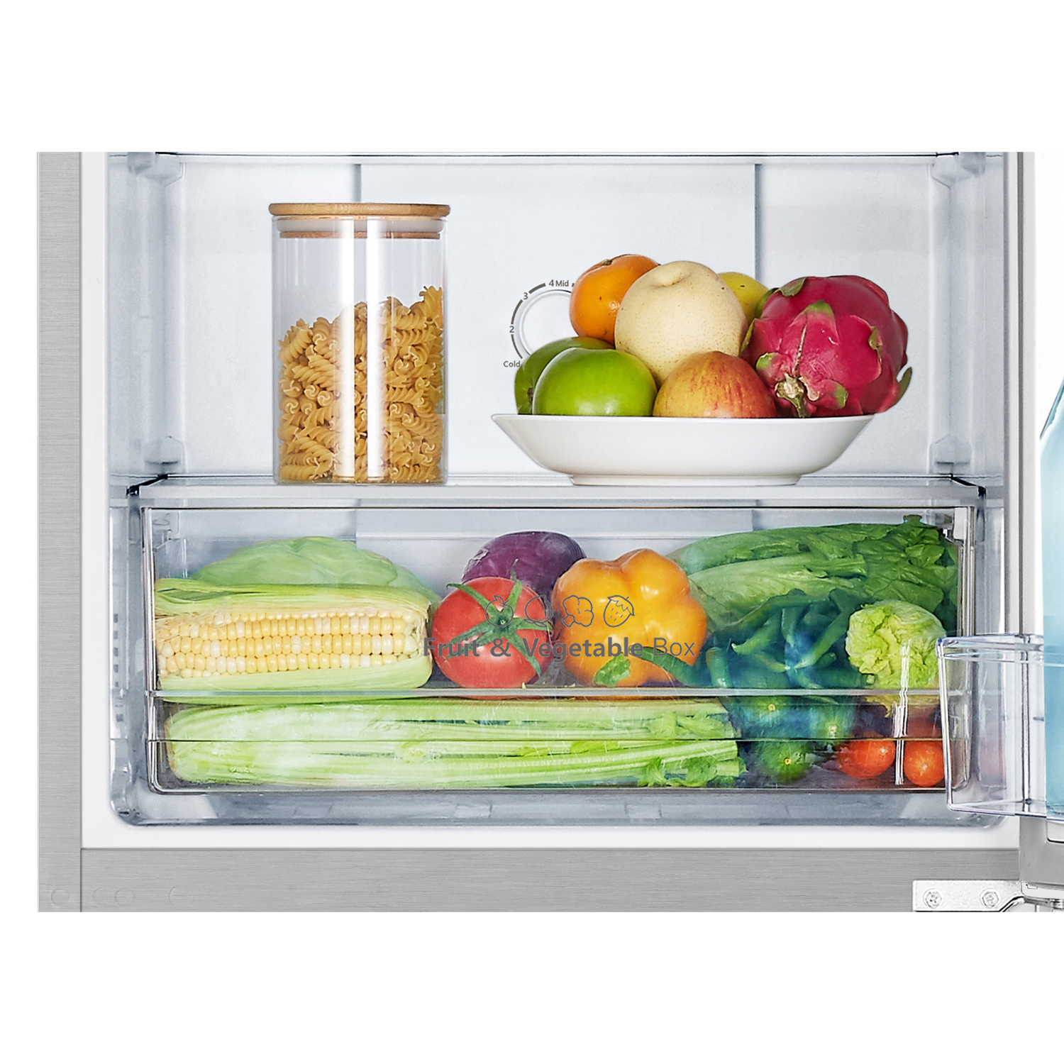 Een koelkastinterieur met fruit, groenten en pasta in glazen potten. Fruit & Vegetable Box label.
