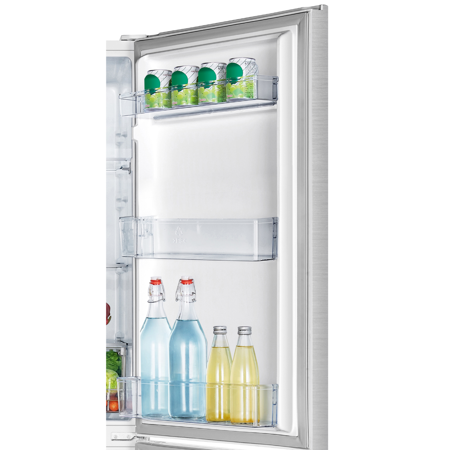 Een interieur van een koelkast met planken en diverse drank- en voedselartikelen.