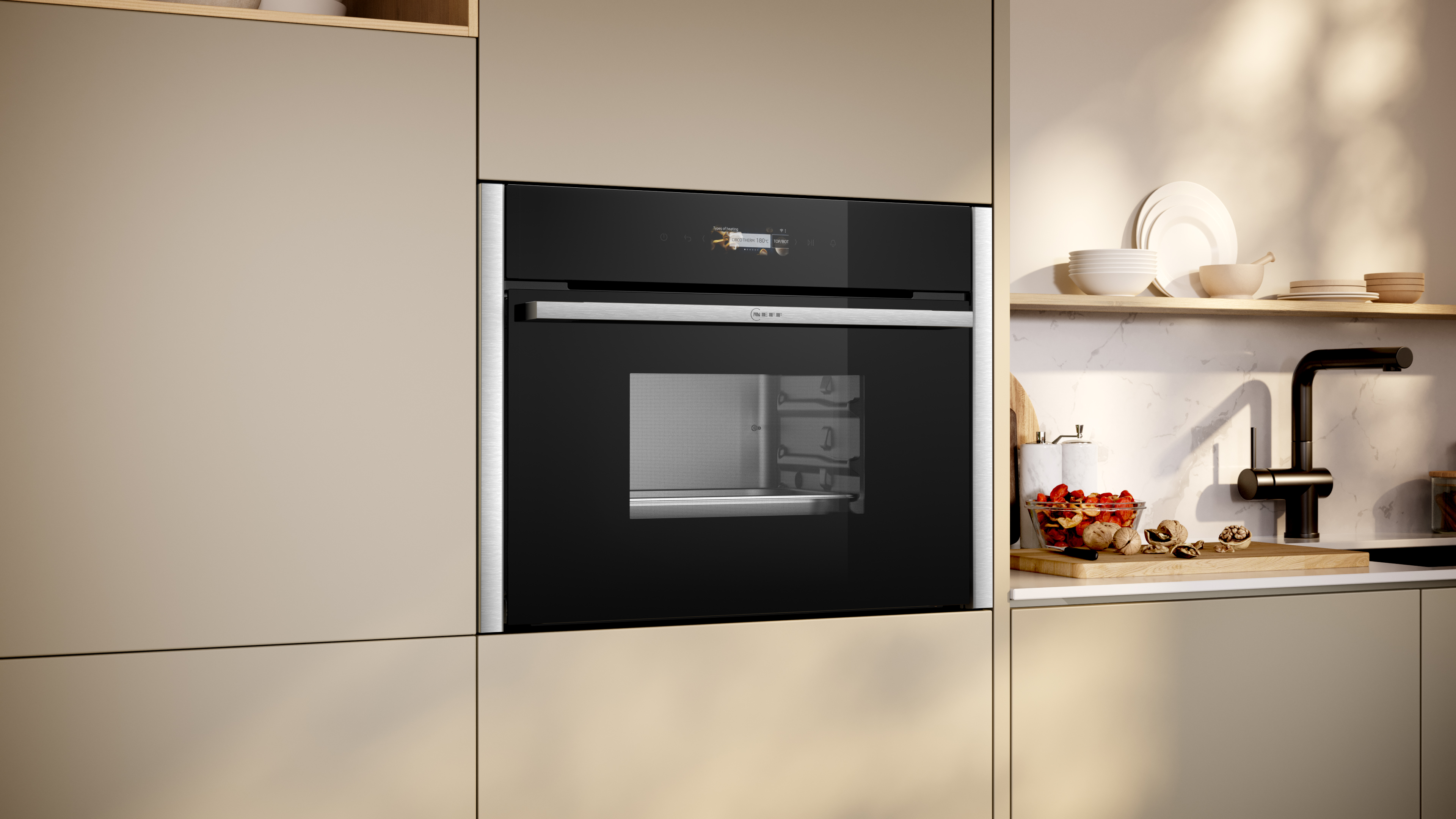 Moderne Küche mit Einbau-Backofen, neutrale Töne.