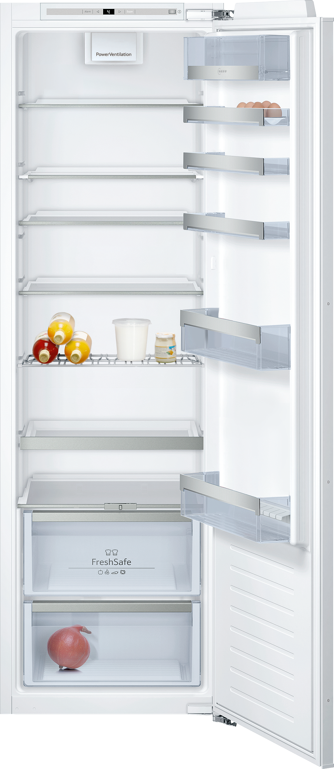 Ein weißer Kühlschrank mit offener Tür, der Regale und Gegenstände zeigt.