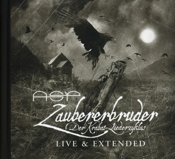Albumcover: dunkel, Krähe über einer Hütte auf einem Feld fliegend, Text 'ASP Zaubererbruder' und 'LIVE & EXTENDED'.
