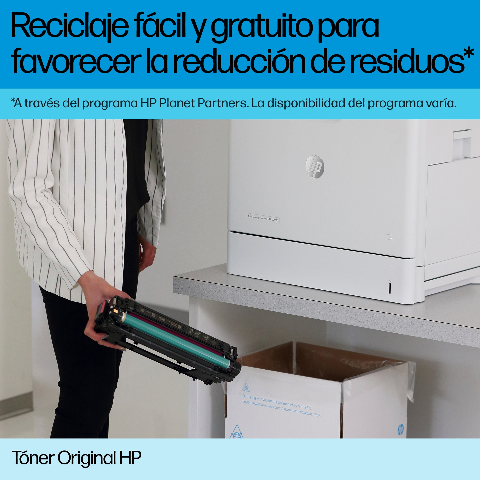 Persona sostiene cartucho de tóner cerca de una caja. Texto anuncia reciclaje fácil.