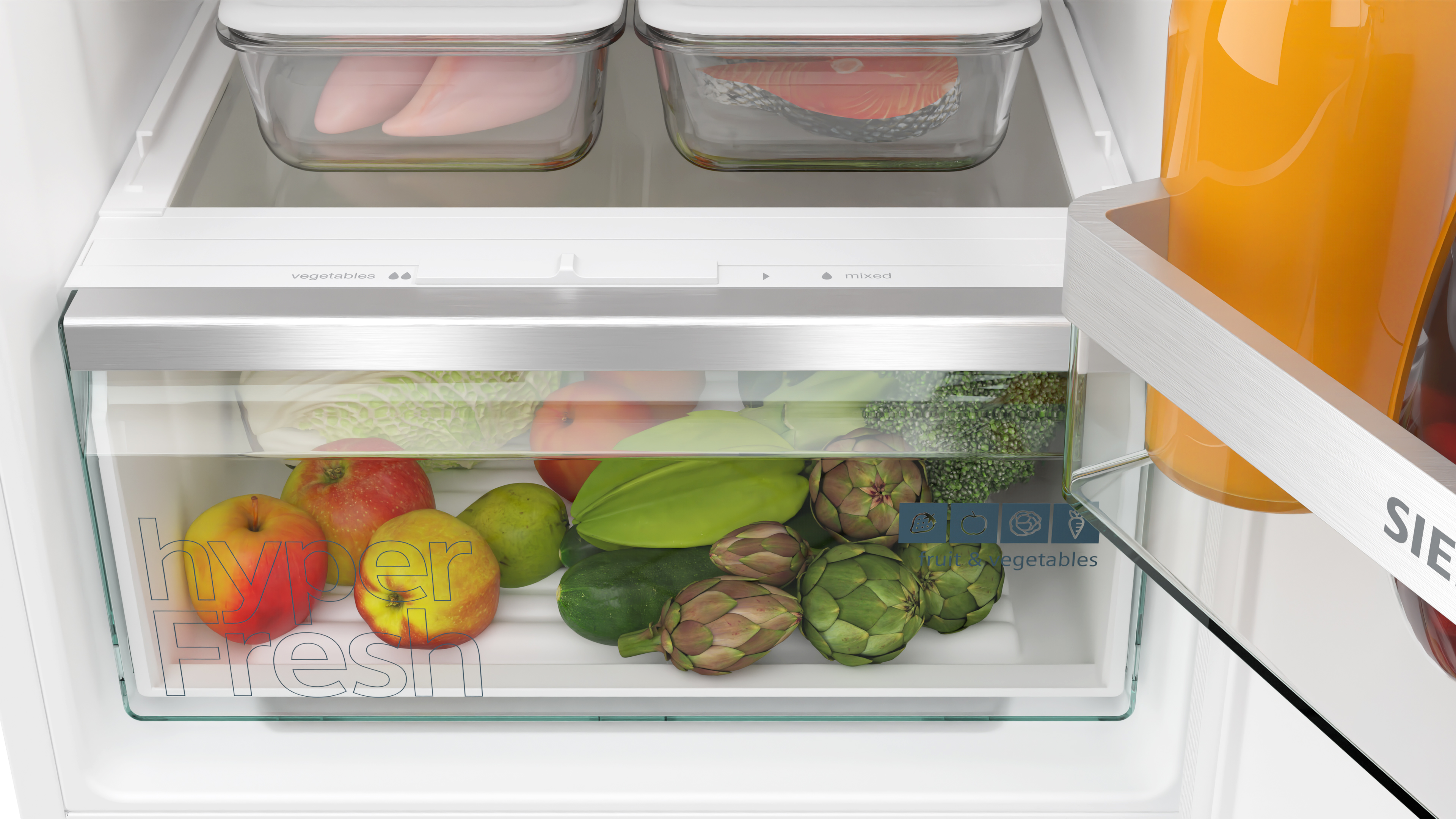 Kühlschrankinnenraum mit Obst und Gemüse in Schubladen.