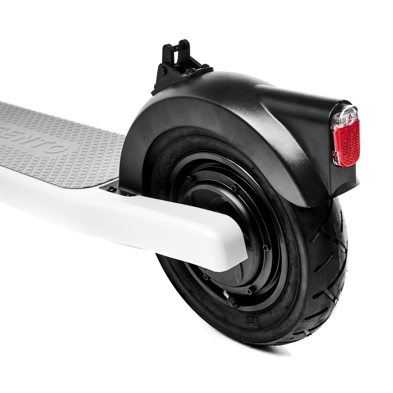 Tył białej hulajnogi elektrycznej. Widoczne koło, błotnik i czerwony odblask.